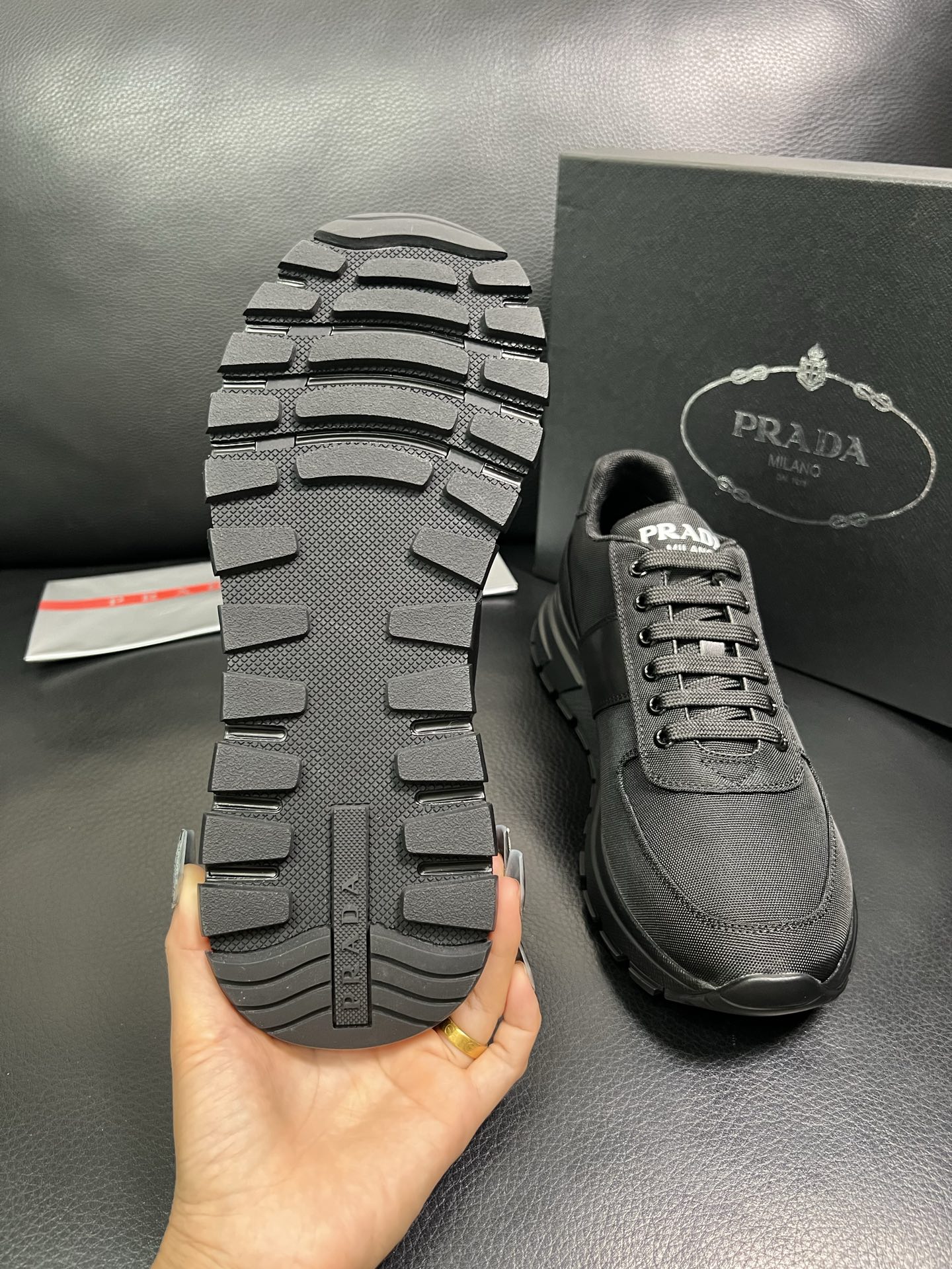 PRADA 顶级工艺品 普拉达 专柜同步 原厂配置，意大利进口原版牛皮面料，透气舒适进口水染牛里垫，鞋底