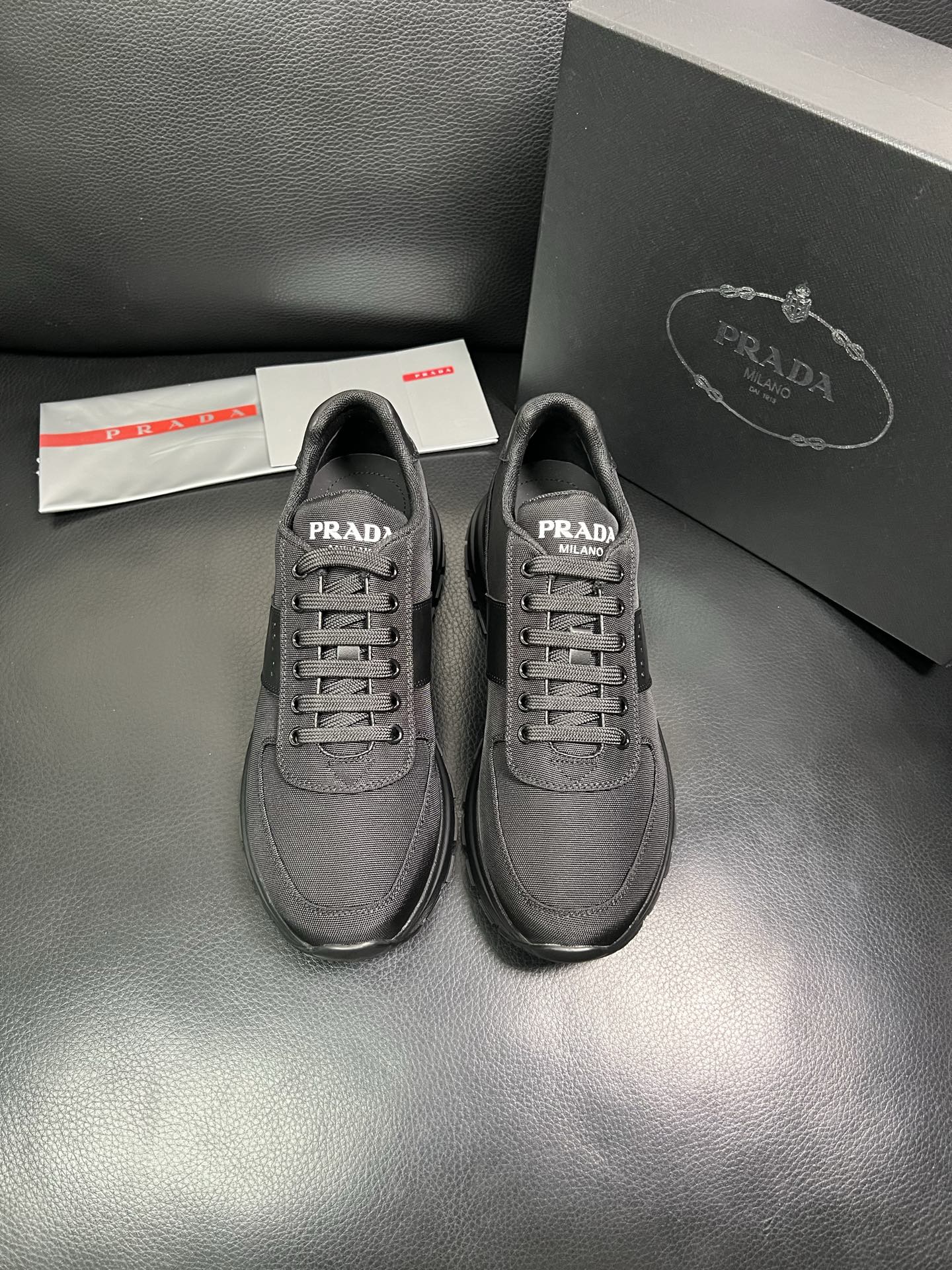 PRADA 顶级工艺品 普拉达 专柜同步 原厂配置，意大利进口原版牛皮面料，透气舒适进口水染牛里垫，鞋底