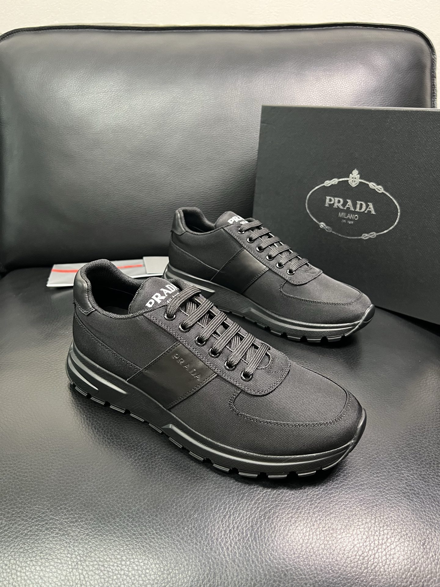 PRADA 顶级工艺品 普拉达 专柜同步 原厂配置，意大利进口原版牛皮面料，透气舒适进口水染牛里垫，鞋底