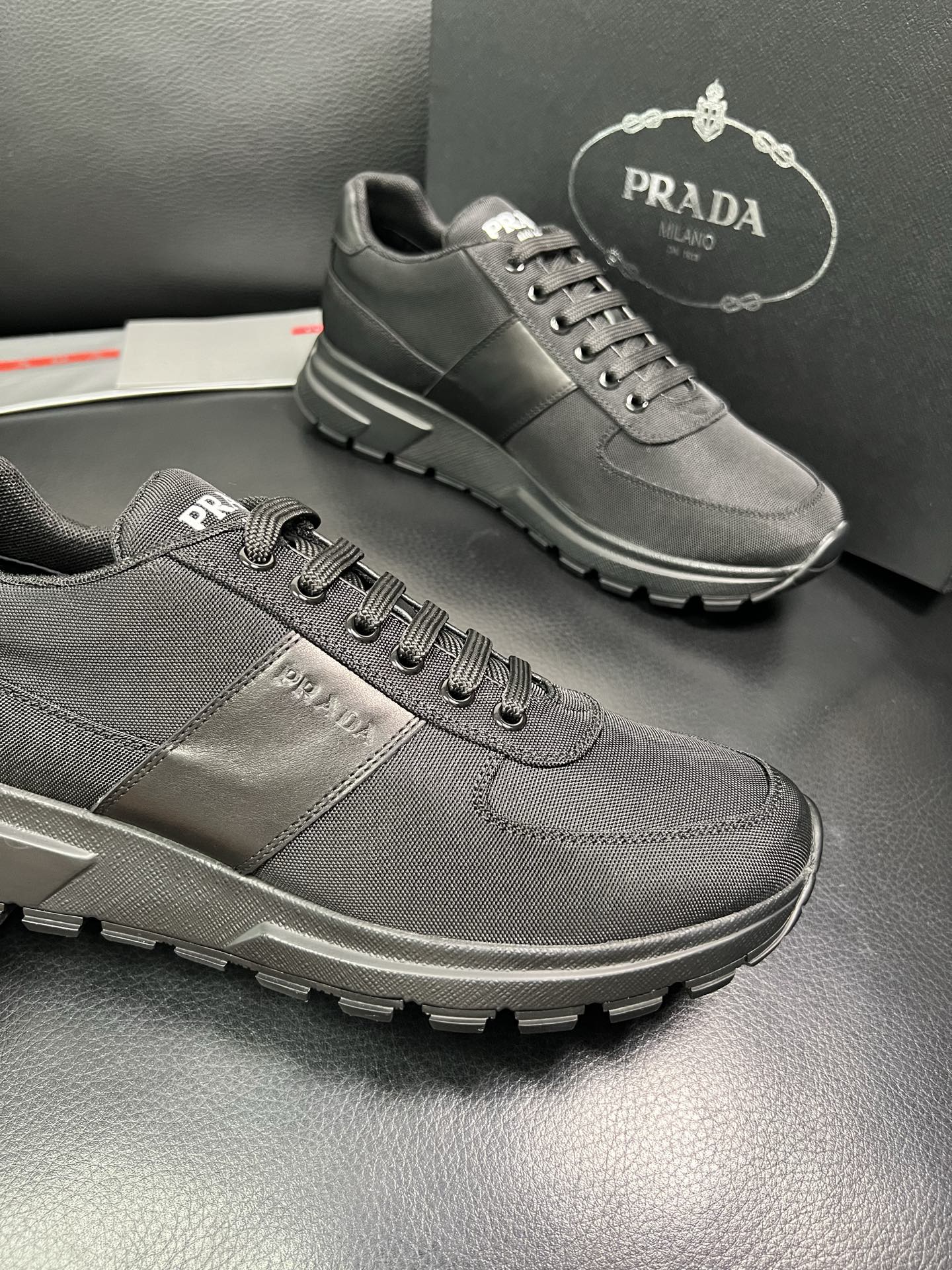 PRADA 顶级工艺品 普拉达 专柜同步 原厂配置，意大利进口原版牛皮面料，透气舒适进口水染牛里垫，鞋底
