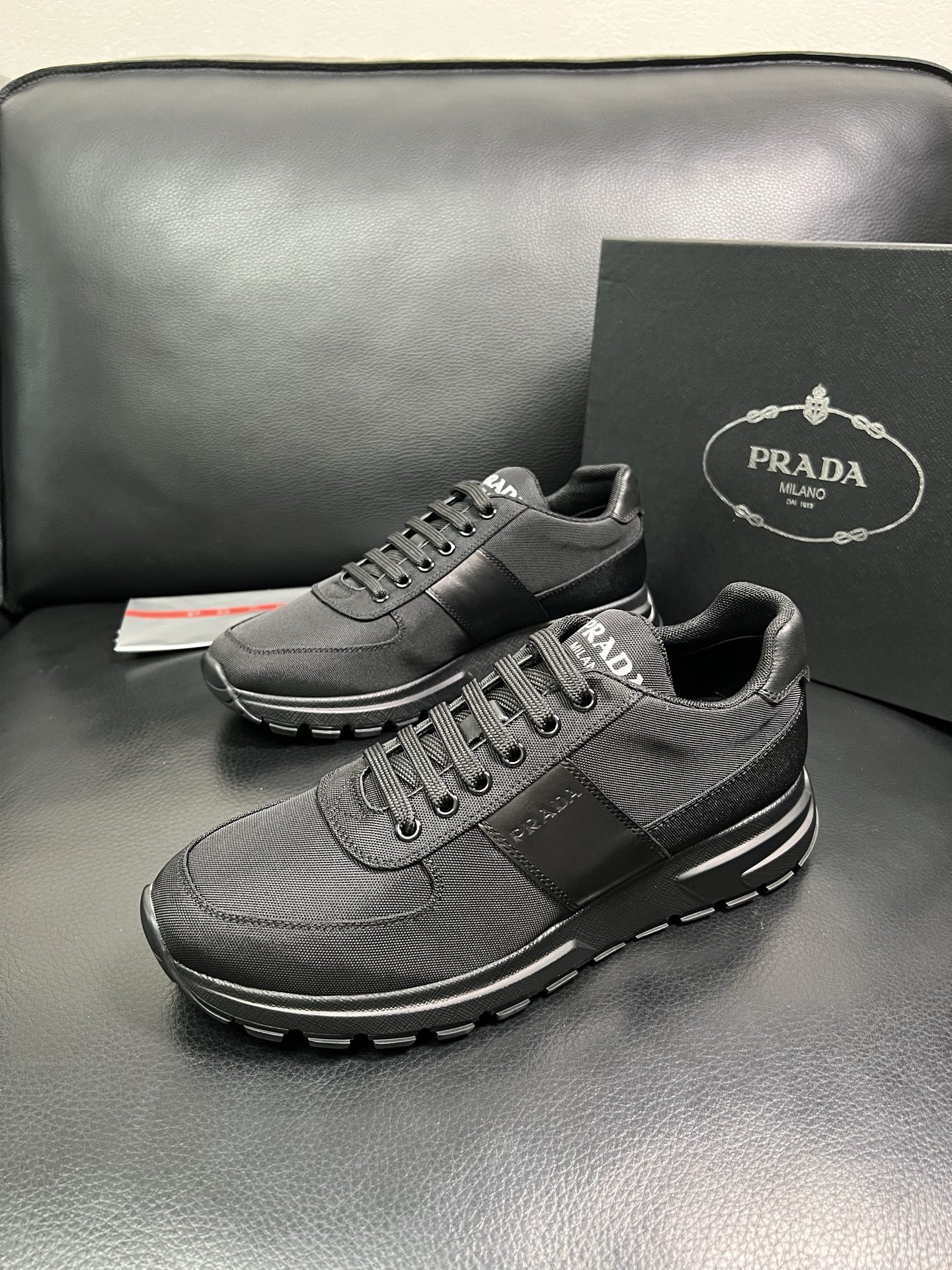PRADA 顶级工艺品 普拉达 专柜同步 原厂配置，意大利进口原版牛皮面料，透气舒适进口水染牛里垫，鞋底