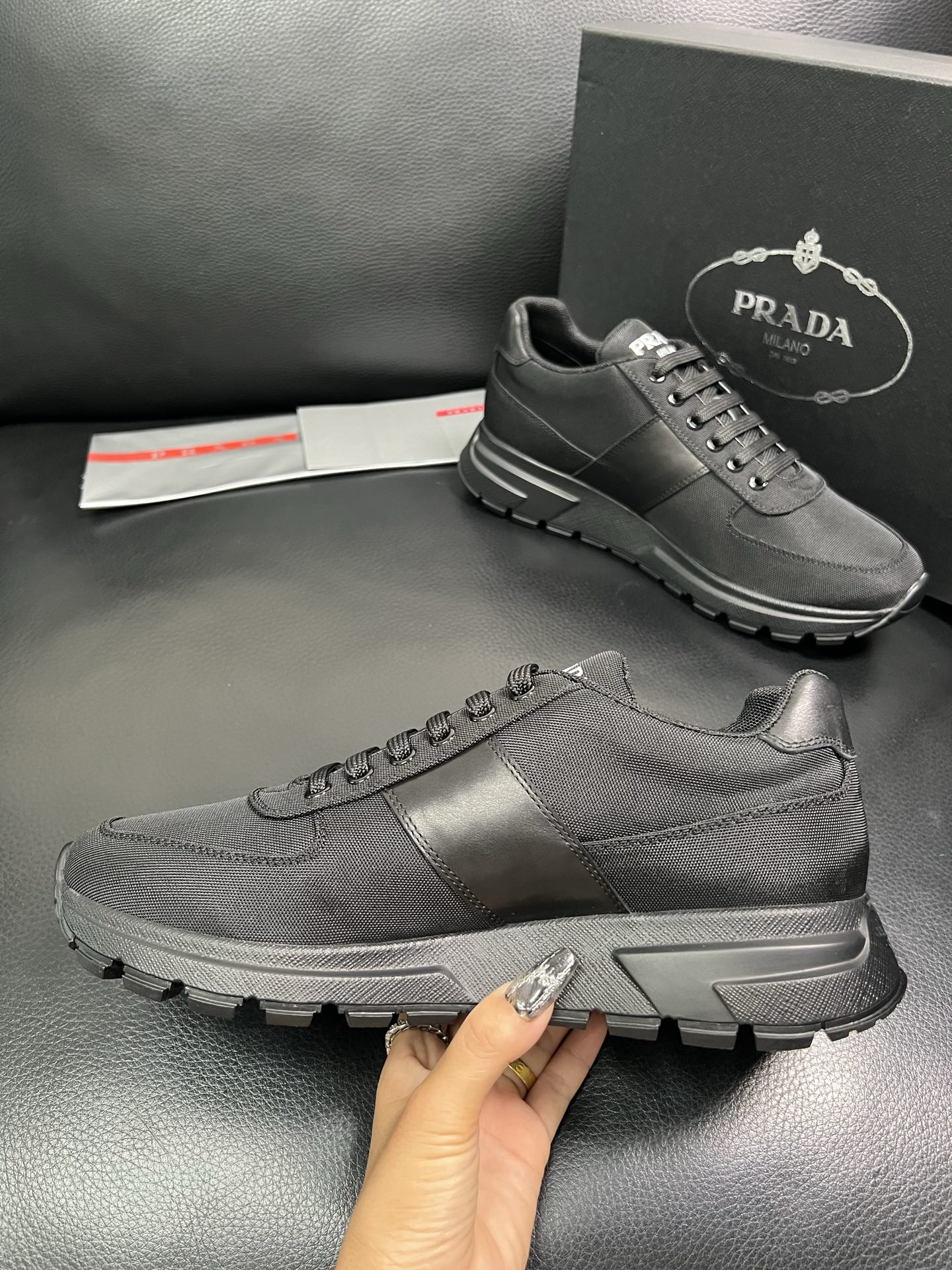 PRADA 顶级工艺品 普拉达 专柜同步 原厂配置，意大利进口原版牛皮面料，透气舒适进口水染牛里垫，鞋底