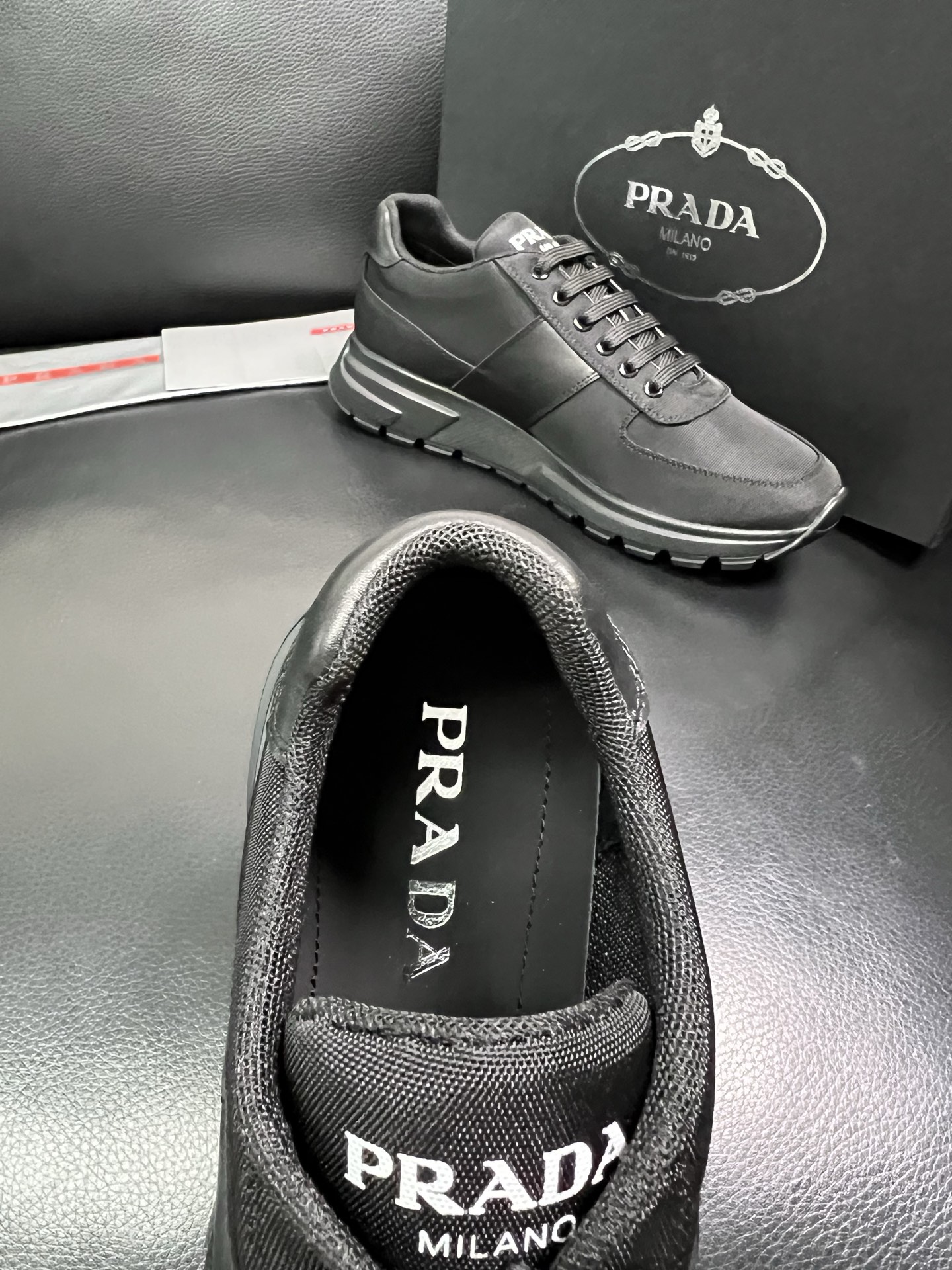 PRADA 顶级工艺品 普拉达 专柜同步 原厂配置，意大利进口原版牛皮面料，透气舒适进口水染牛里垫，鞋底