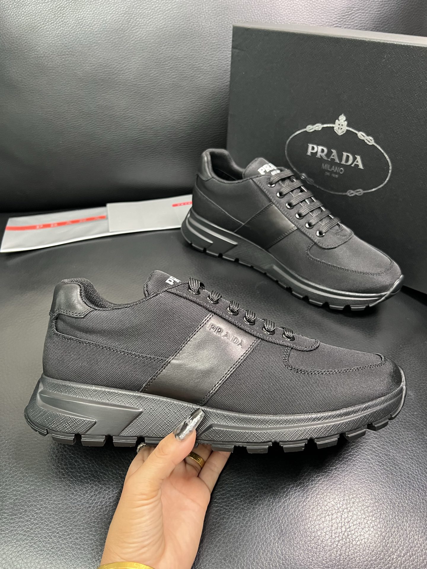 PRADA 顶级工艺品 普拉达 专柜同步 原厂配置，意大利进口原版牛皮面料，透气舒适进口水染牛里垫，鞋底