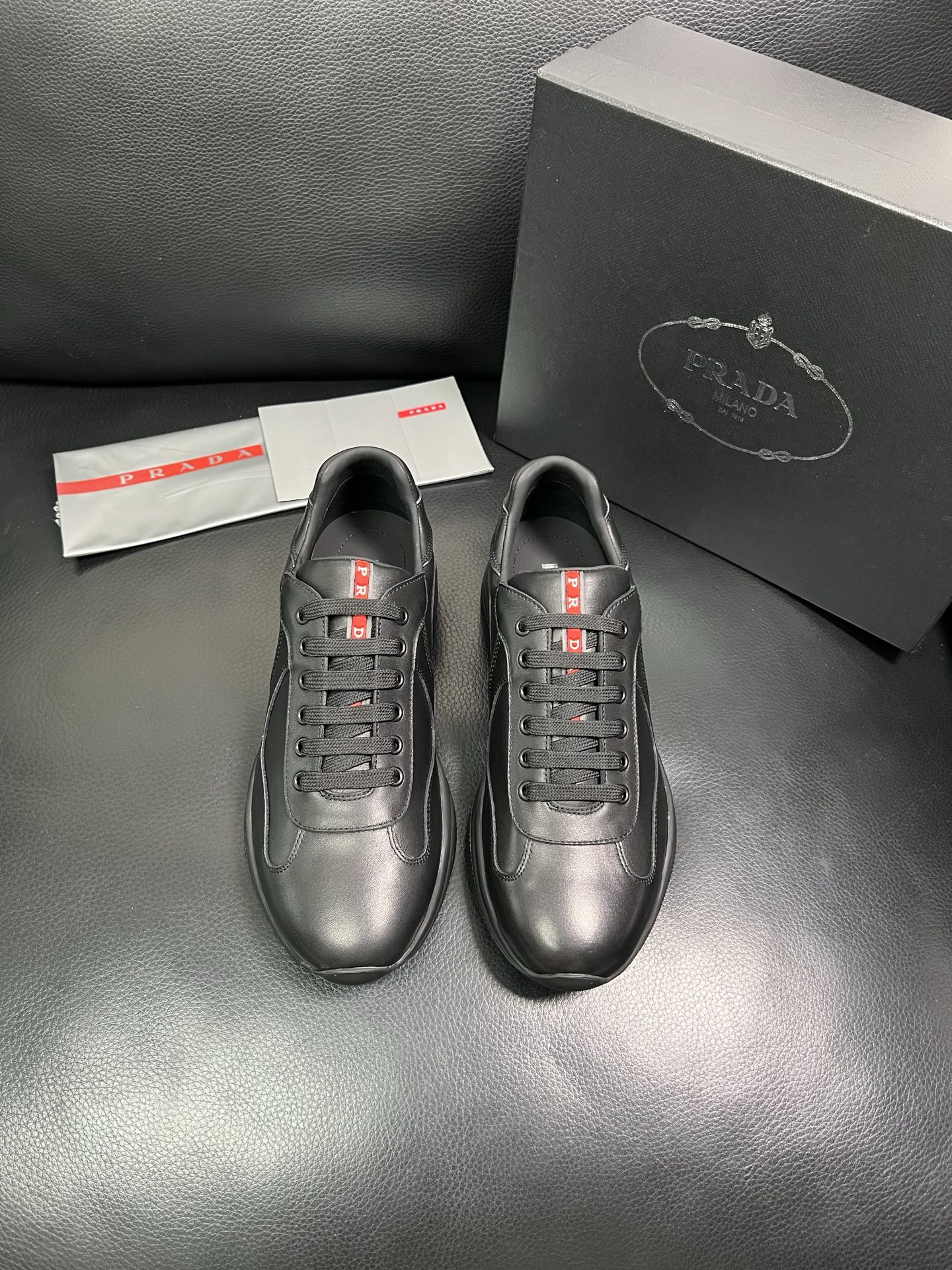 PRADA 顶级工艺品 普拉达 专柜同步 原厂配置，意大利进口原版牛皮面料，透气舒适进口水染牛里垫，鞋底
