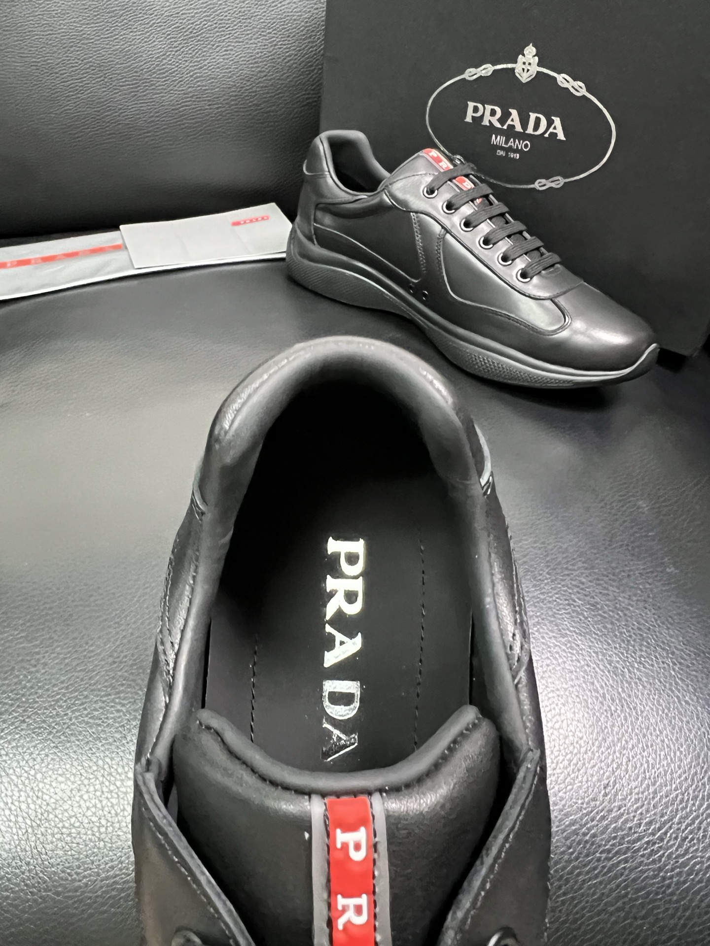 PRADA 顶级工艺品 普拉达 专柜同步 原厂配置，意大利进口原版牛皮面料，透气舒适进口水染牛里垫，鞋底