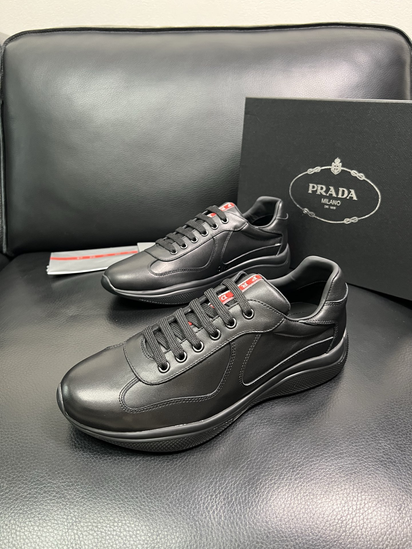 PRADA 顶级工艺品 普拉达 专柜同步 原厂配置，意大利进口原版牛皮面料，透气舒适进口水染牛里垫，鞋底