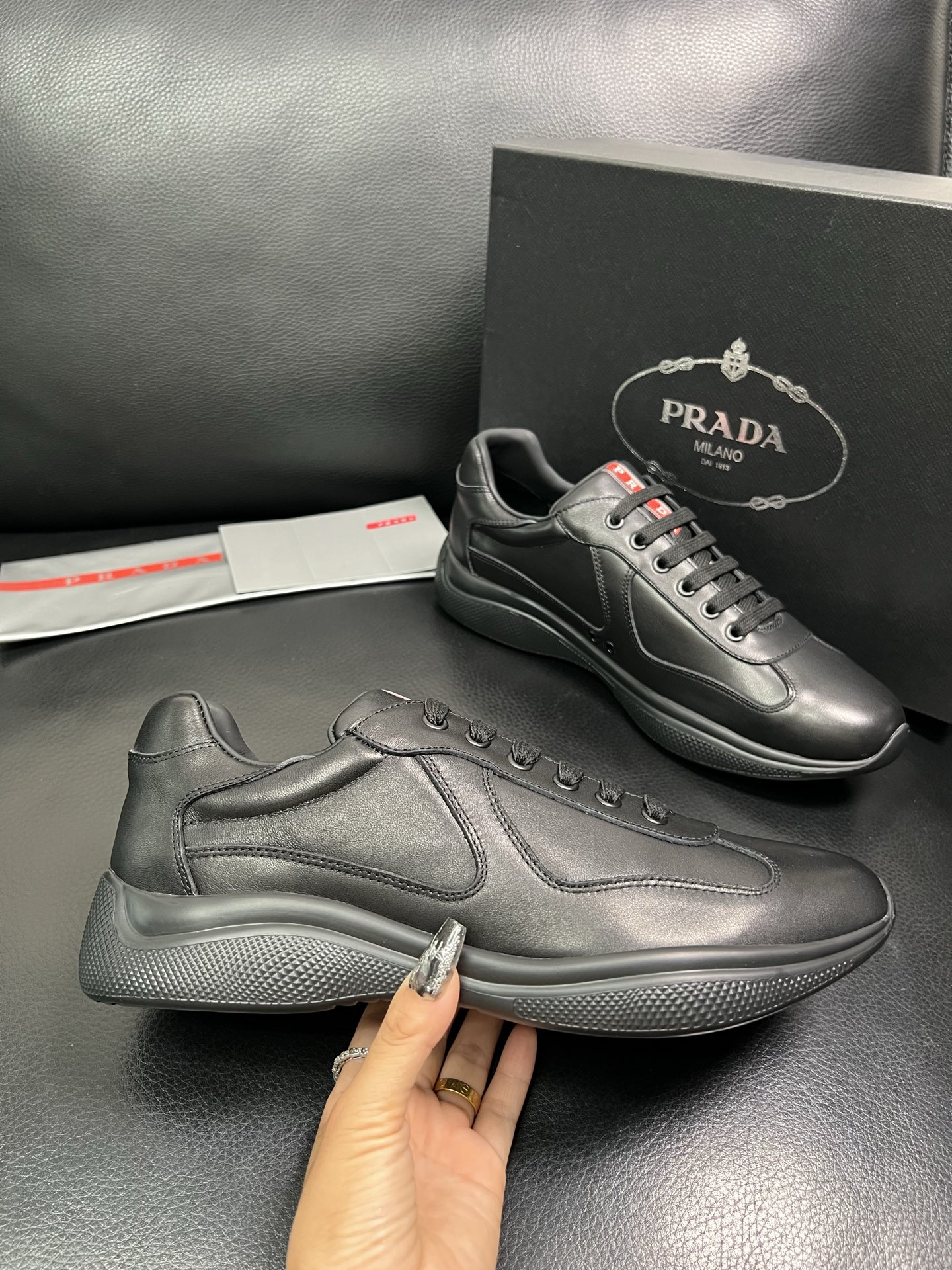 PRADA 顶级工艺品 普拉达 专柜同步 原厂配置，意大利进口原版牛皮面料，透气舒适进口水染牛里垫，鞋底