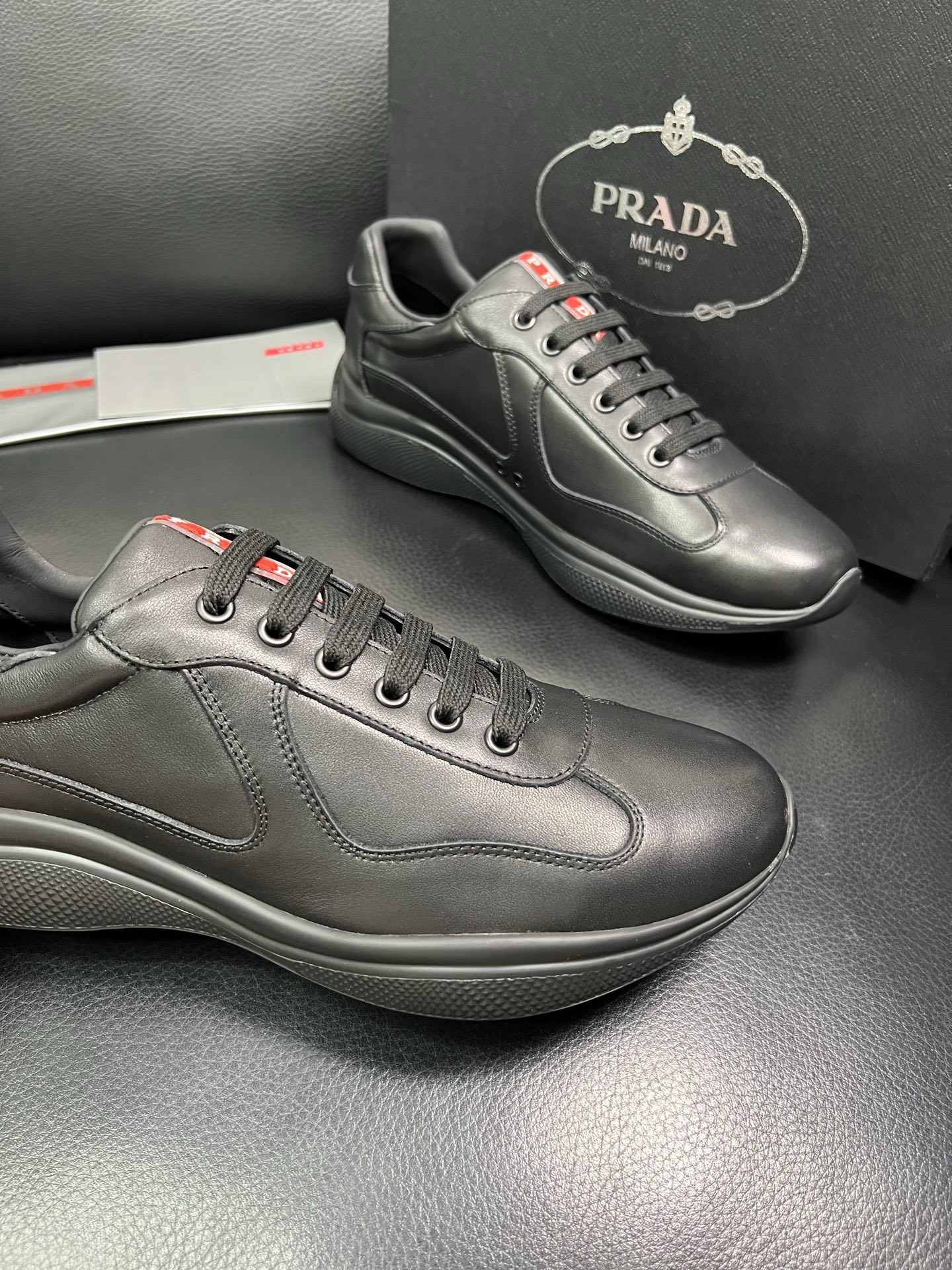 PRADA 顶级工艺品 普拉达 专柜同步 原厂配置，意大利进口原版牛皮面料，透气舒适进口水染牛里垫，鞋底