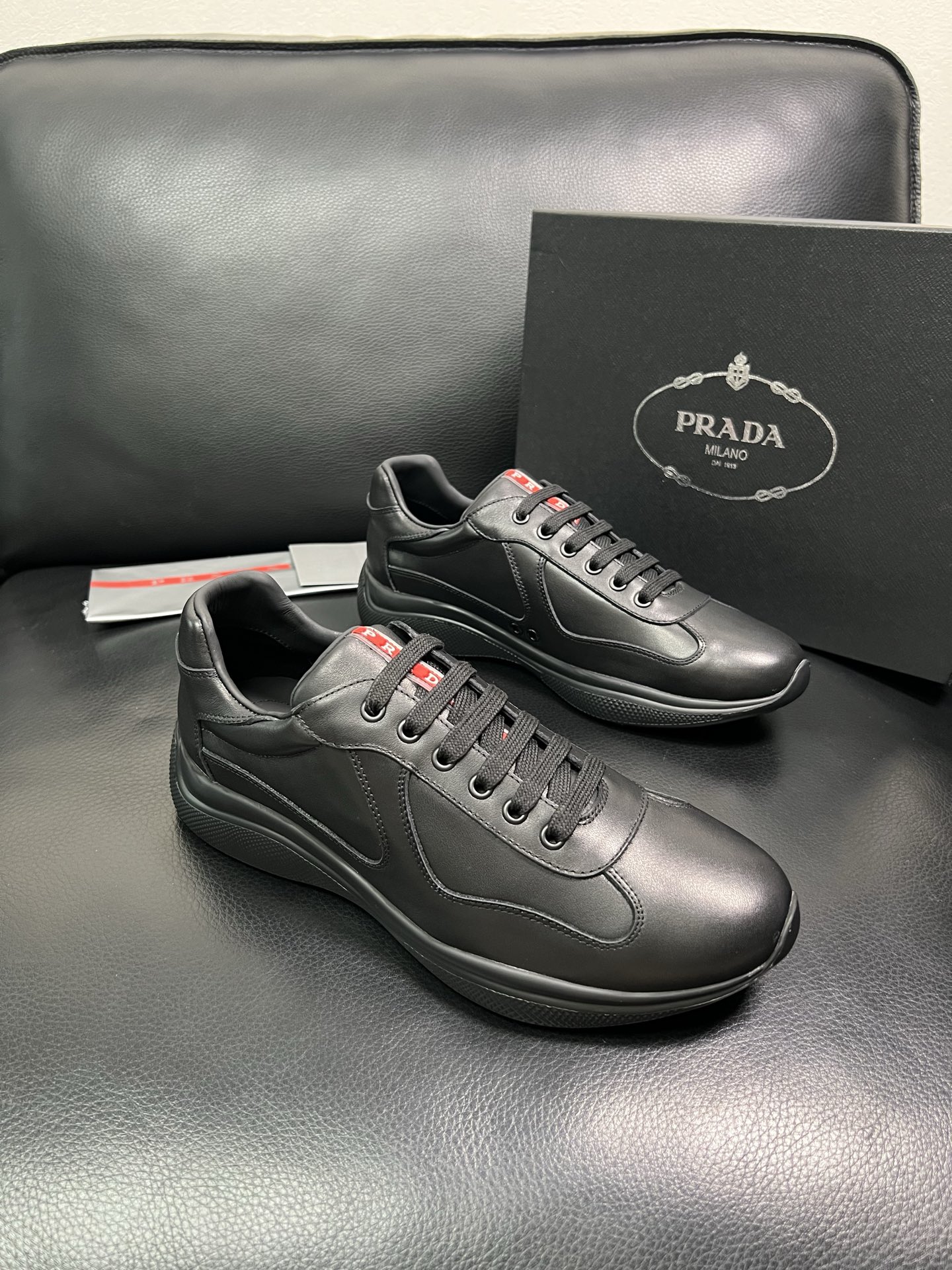 PRADA 顶级工艺品 普拉达 专柜同步 原厂配置，意大利进口原版牛皮面料，透气舒适进口水染牛里垫，鞋底