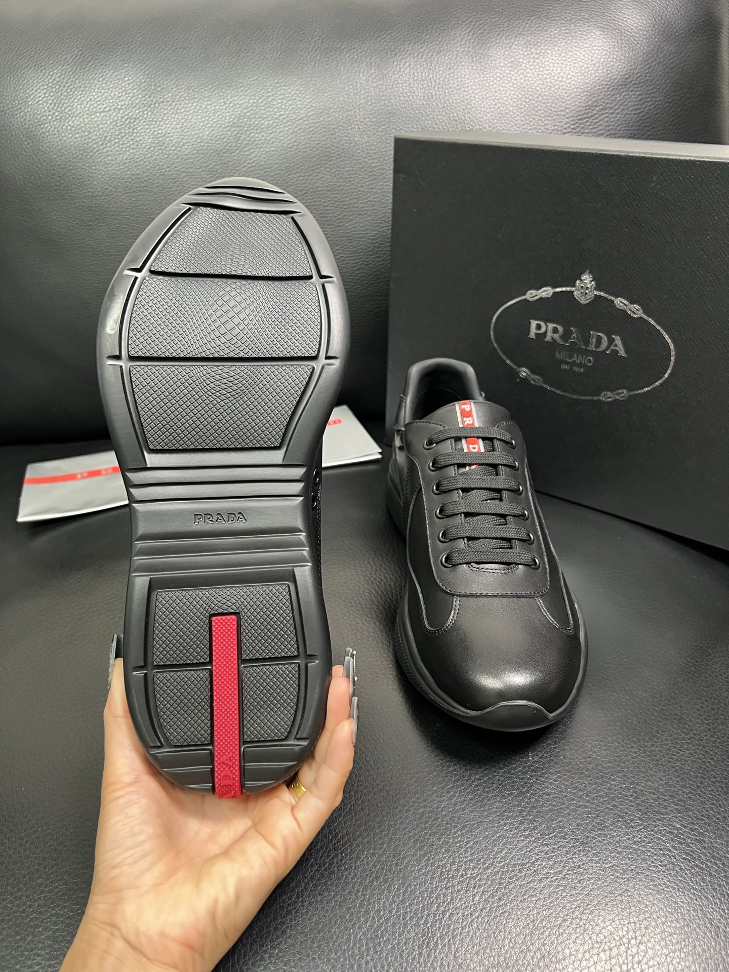 PRADA 顶级工艺品 普拉达 专柜同步 原厂配置，意大利进口原版牛皮面料，透气舒适进口水染牛里垫，鞋底