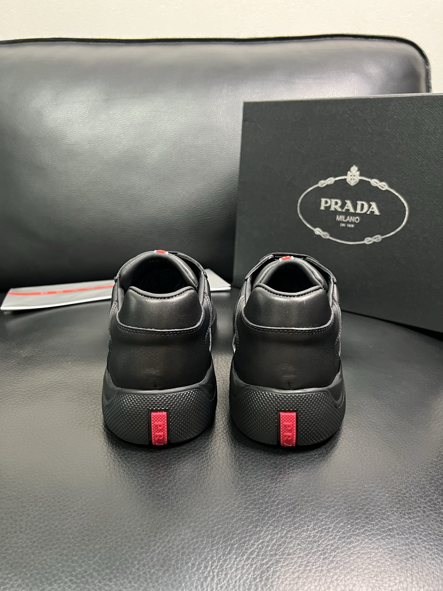 PRADA 顶级工艺品 普拉达 专柜同步 原厂配置，意大利进口原版牛皮面料，透气舒适进口水染牛里垫，鞋底
