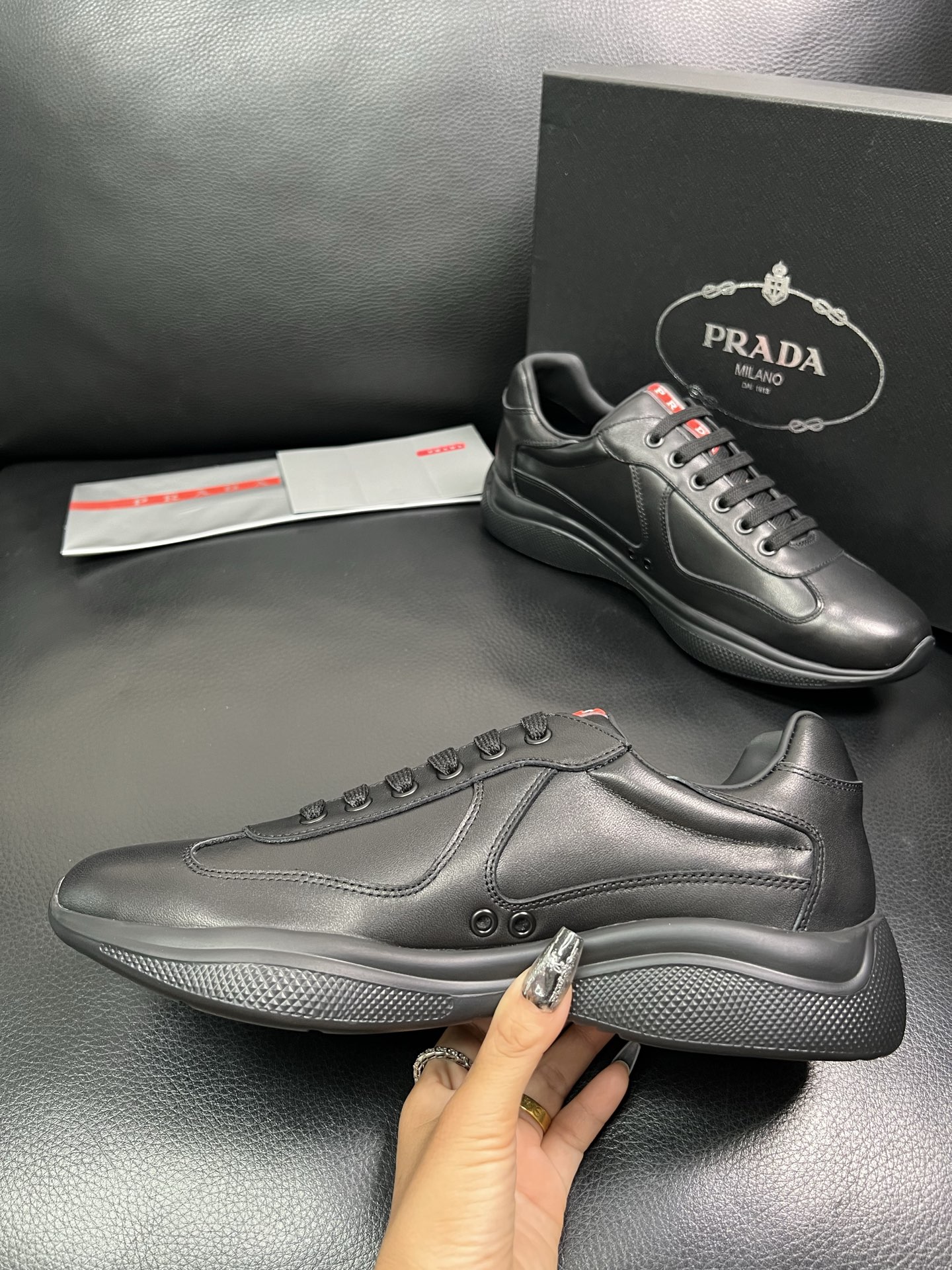PRADA 顶级工艺品 普拉达 专柜同步 原厂配置，意大利进口原版牛皮面料，透气舒适进口水染牛里垫，鞋底