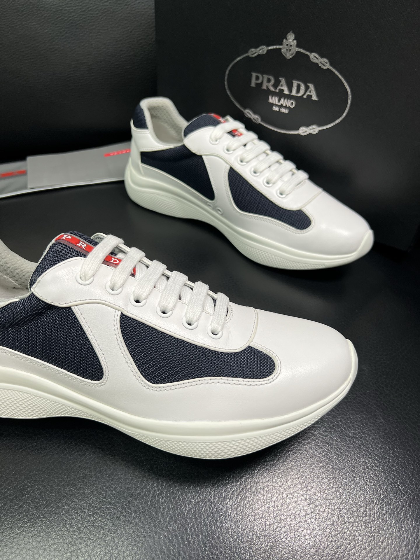 PRADA 顶级工艺品 普拉达 专柜同步 原厂配置，意大利进口原版牛皮面料，透气舒适进口水染牛里垫，鞋底