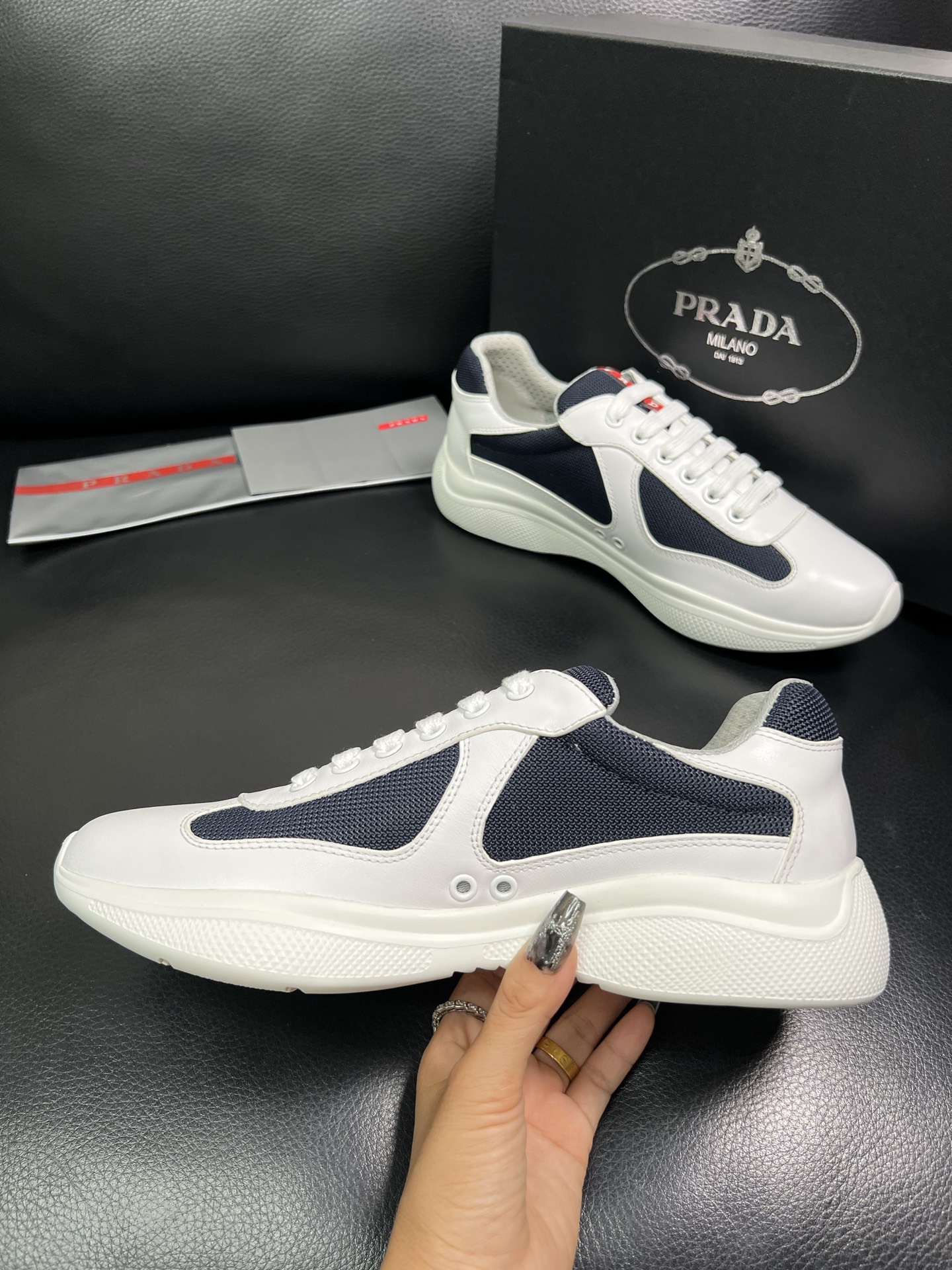 PRADA 顶级工艺品 普拉达 专柜同步 原厂配置，意大利进口原版牛皮面料，透气舒适进口水染牛里垫，鞋底