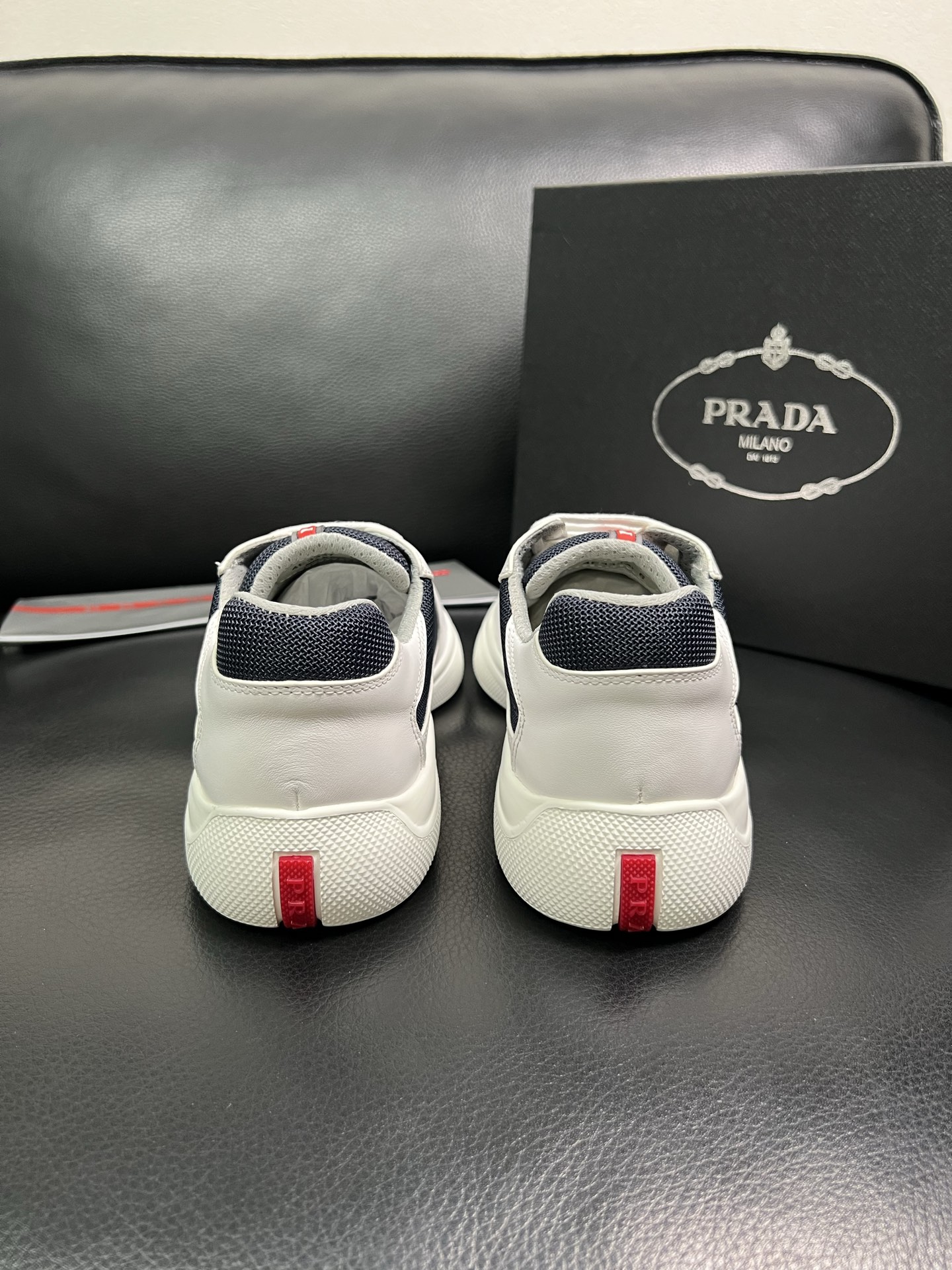 PRADA 顶级工艺品 普拉达 专柜同步 原厂配置，意大利进口原版牛皮面料，透气舒适进口水染牛里垫，鞋底