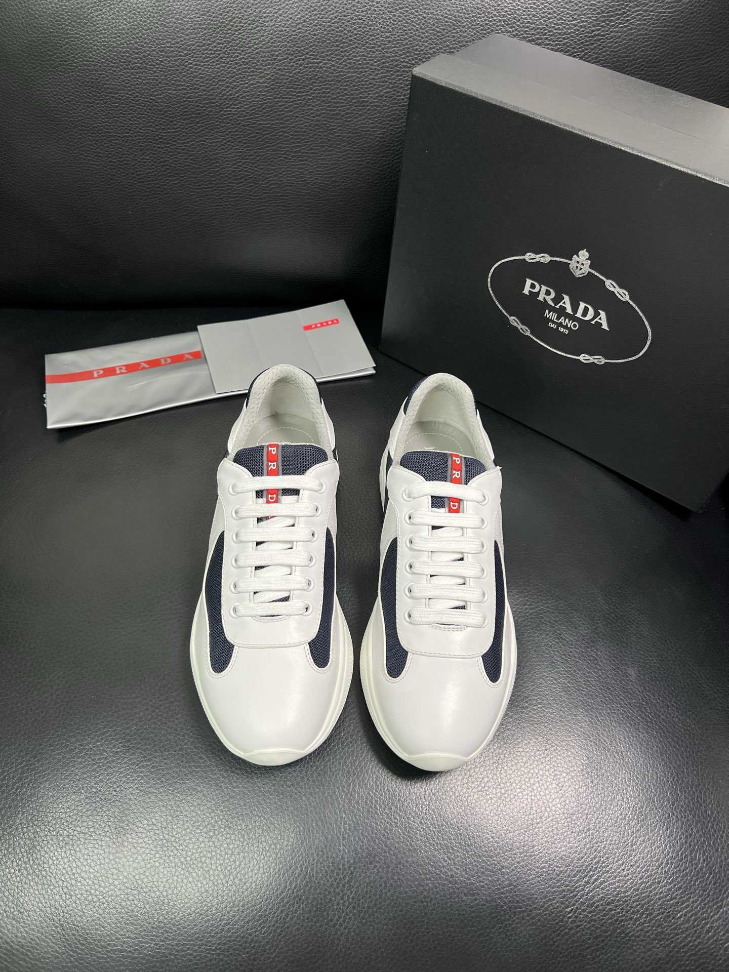 PRADA 顶级工艺品 普拉达 专柜同步 原厂配置，意大利进口原版牛皮面料，透气舒适进口水染牛里垫，鞋底