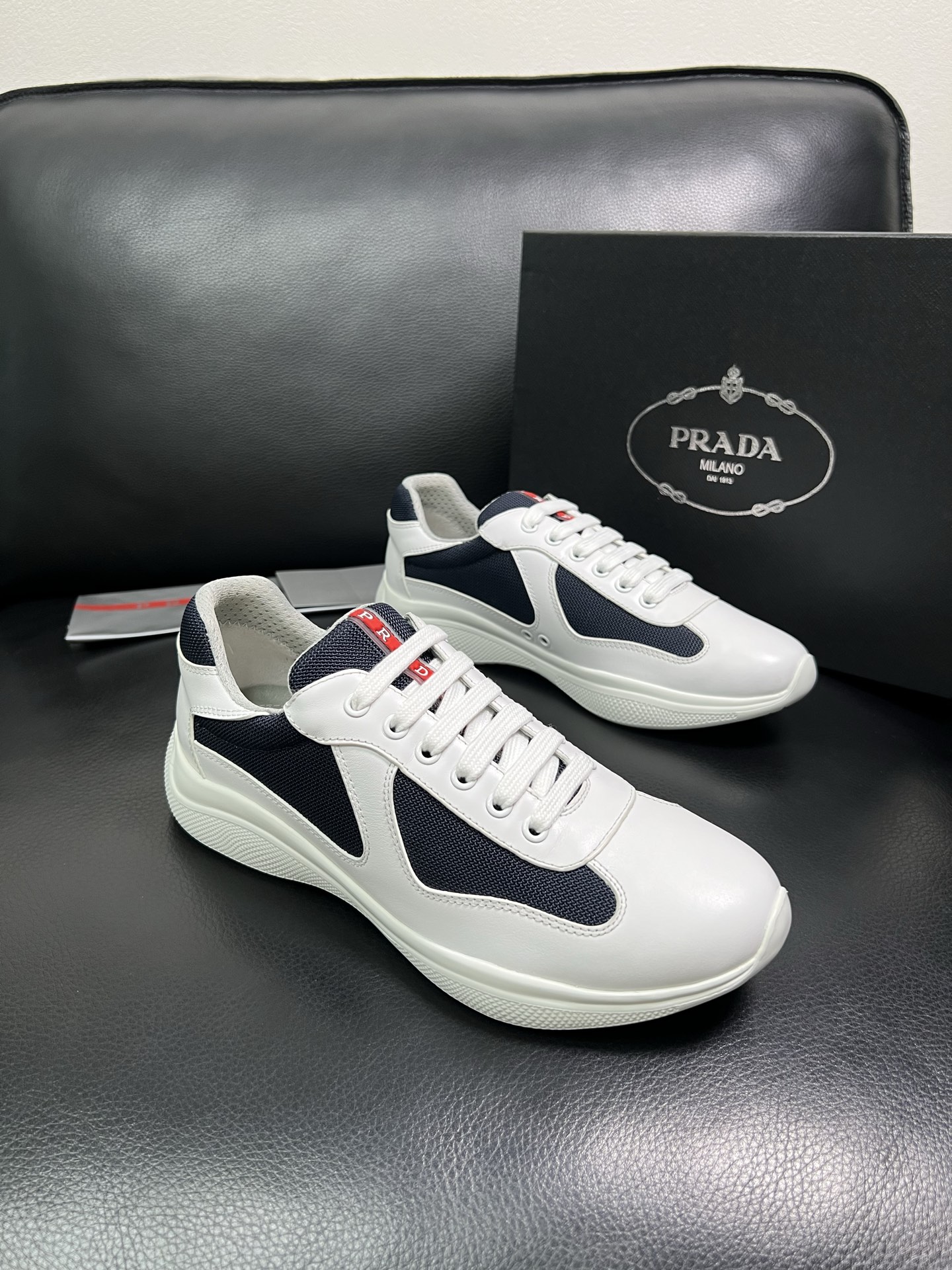 PRADA 顶级工艺品 普拉达 专柜同步 原厂配置，意大利进口原版牛皮面料，透气舒适进口水染牛里垫，鞋底