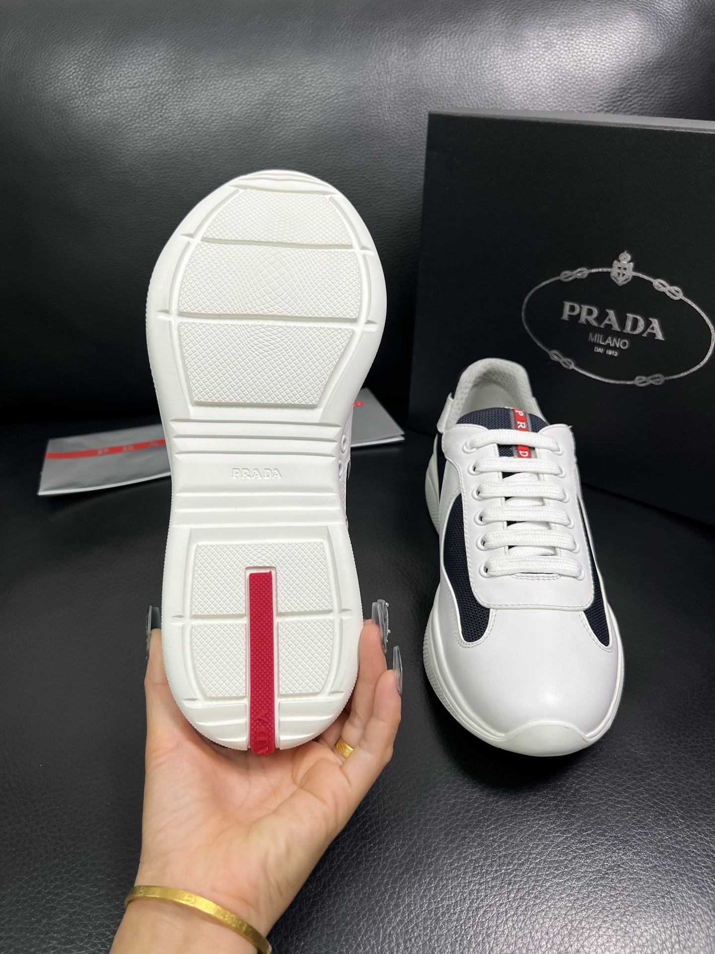 PRADA 顶级工艺品 普拉达 专柜同步 原厂配置，意大利进口原版牛皮面料，透气舒适进口水染牛里垫，鞋底