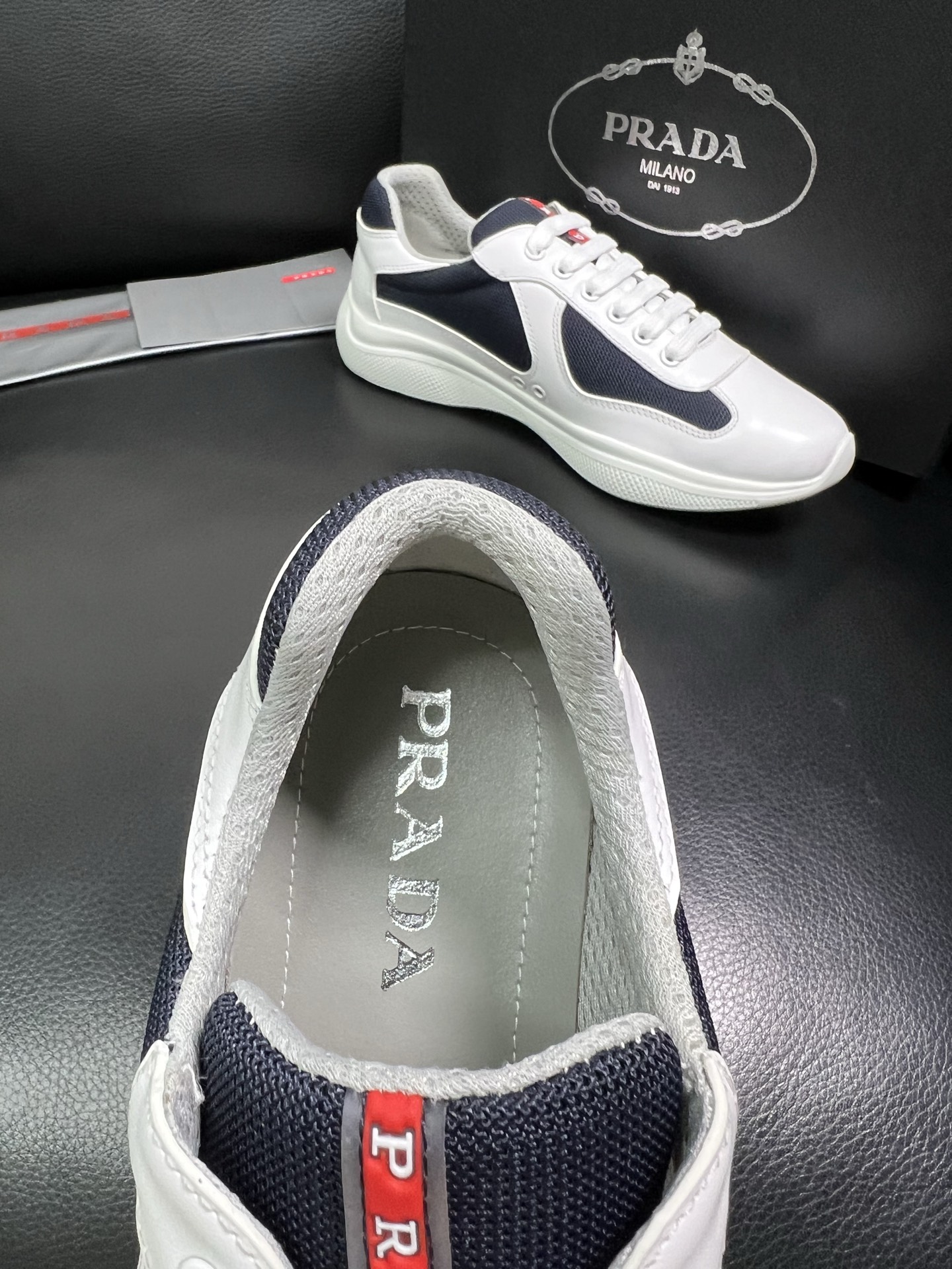 PRADA 顶级工艺品 普拉达 专柜同步 原厂配置，意大利进口原版牛皮面料，透气舒适进口水染牛里垫，鞋底