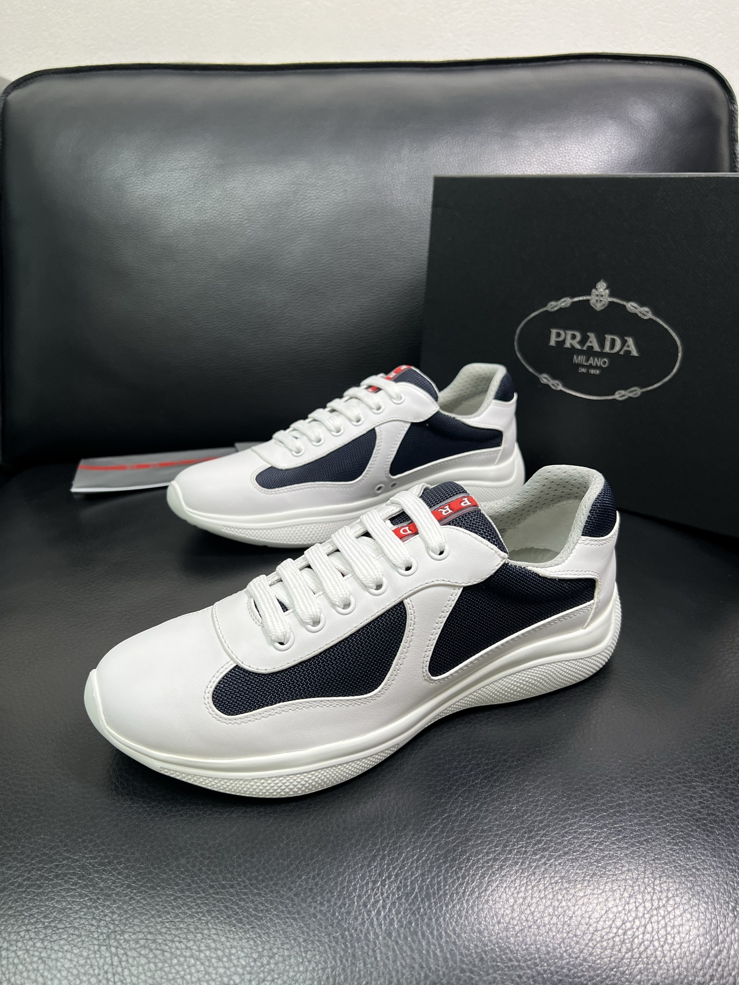 PRADA 顶级工艺品 普拉达 专柜同步 原厂配置，意大利进口原版牛皮面料，透气舒适进口水染牛里垫，鞋底