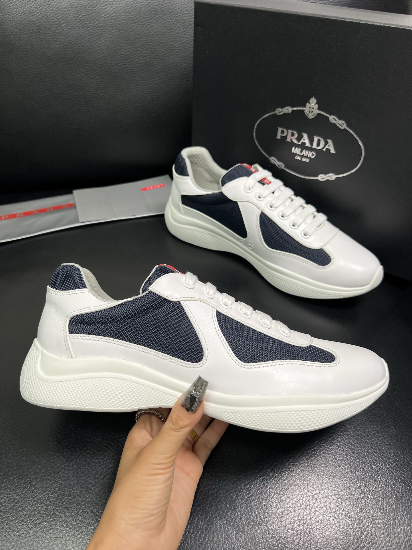 PRADA 顶级工艺品 普拉达 专柜同步 原厂配置，意大利进口原版牛皮面料，透气舒适进口水染牛里垫，鞋底