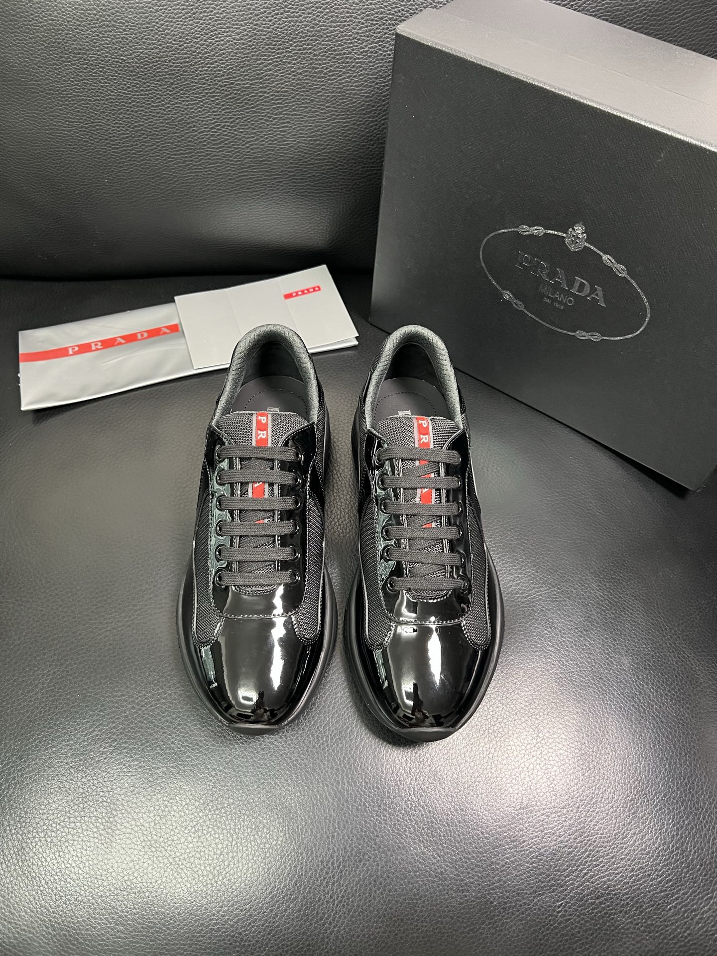 PRADA 顶级工艺品 普拉达 专柜同步 原厂配置，意大利进口原版牛皮面料，透气舒适进口水染牛里垫，鞋底