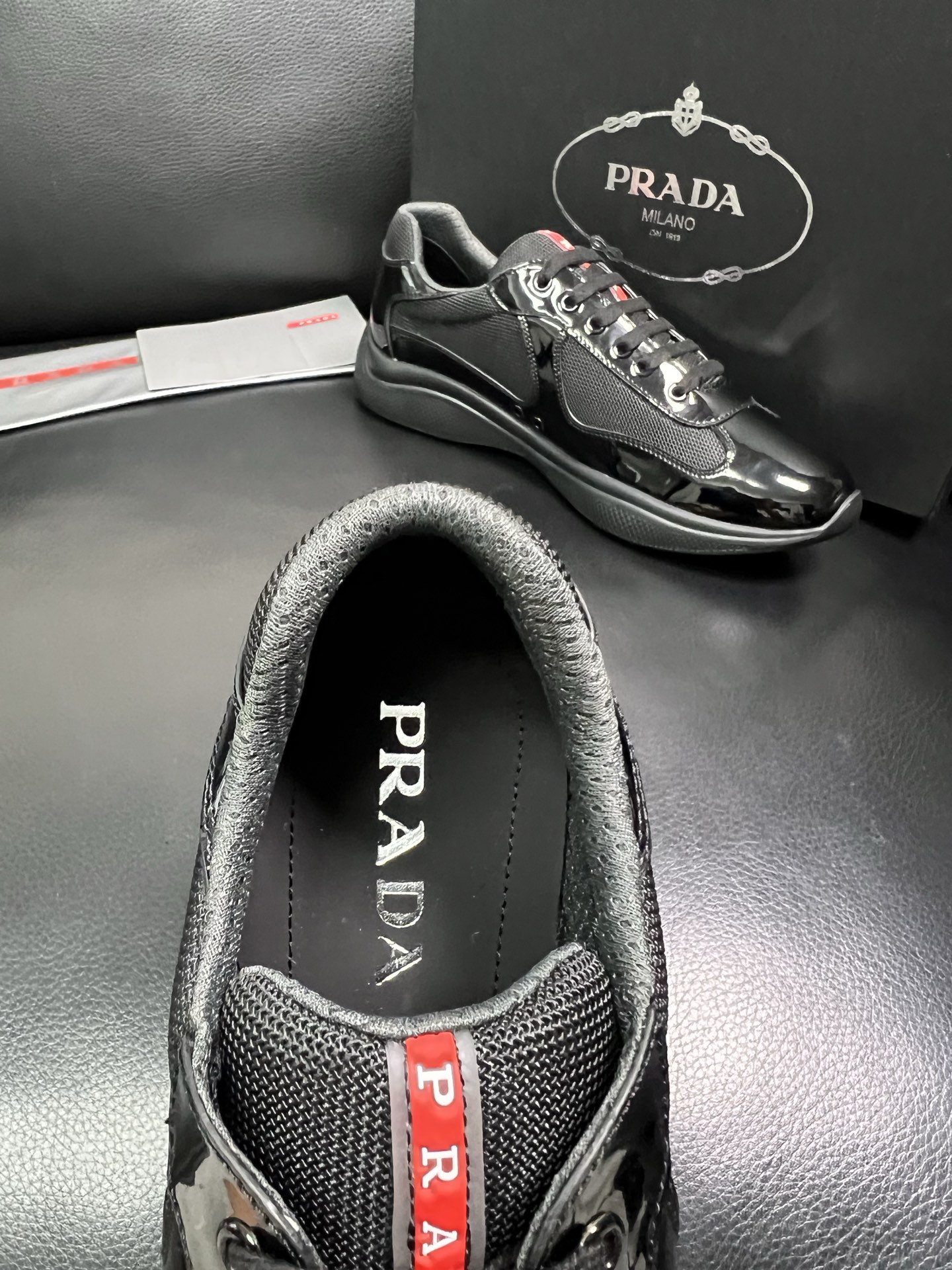 PRADA 顶级工艺品 普拉达 专柜同步 原厂配置，意大利进口原版牛皮面料，透气舒适进口水染牛里垫，鞋底