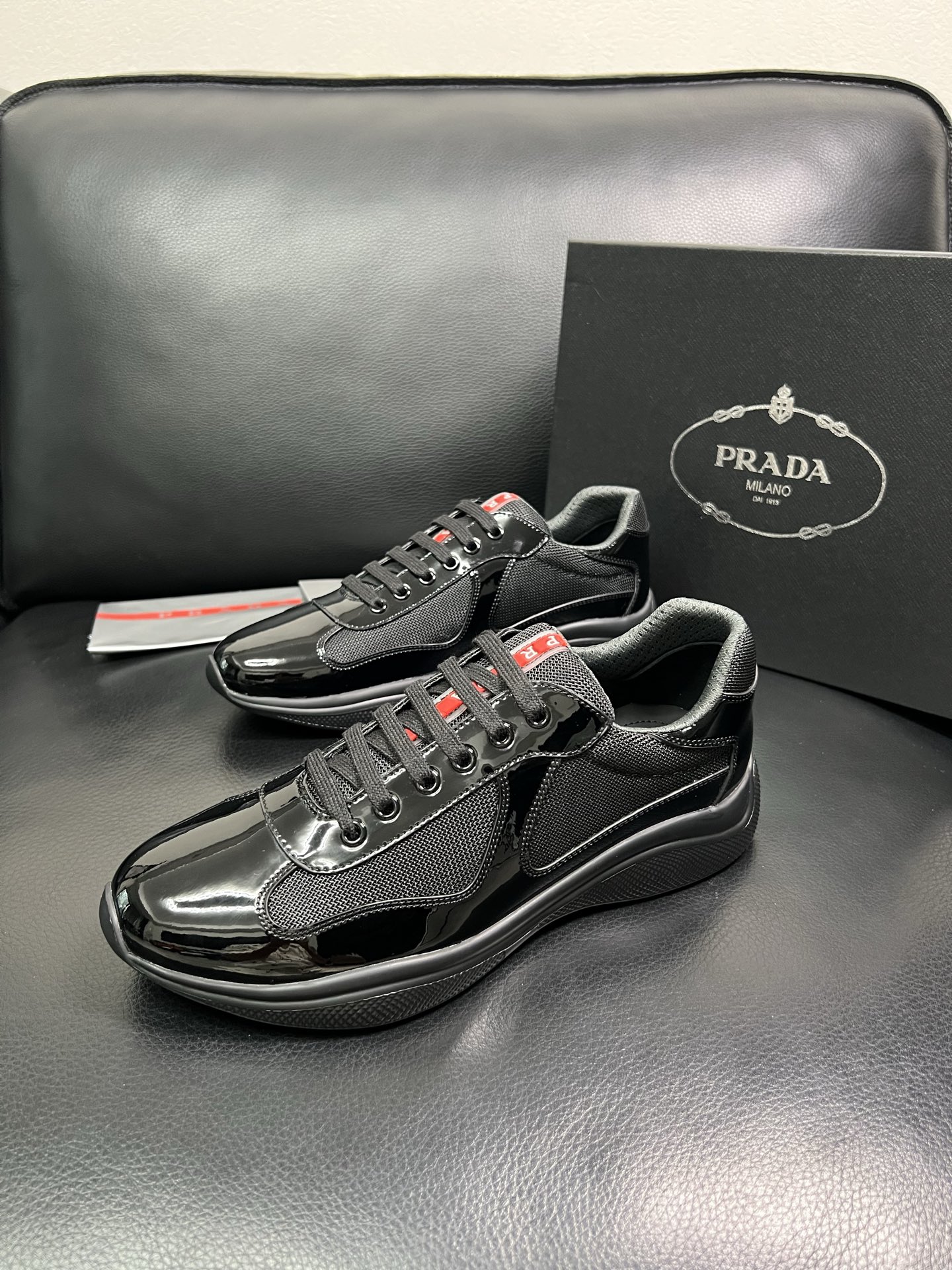 PRADA 顶级工艺品 普拉达 专柜同步 原厂配置，意大利进口原版牛皮面料，透气舒适进口水染牛里垫，鞋底