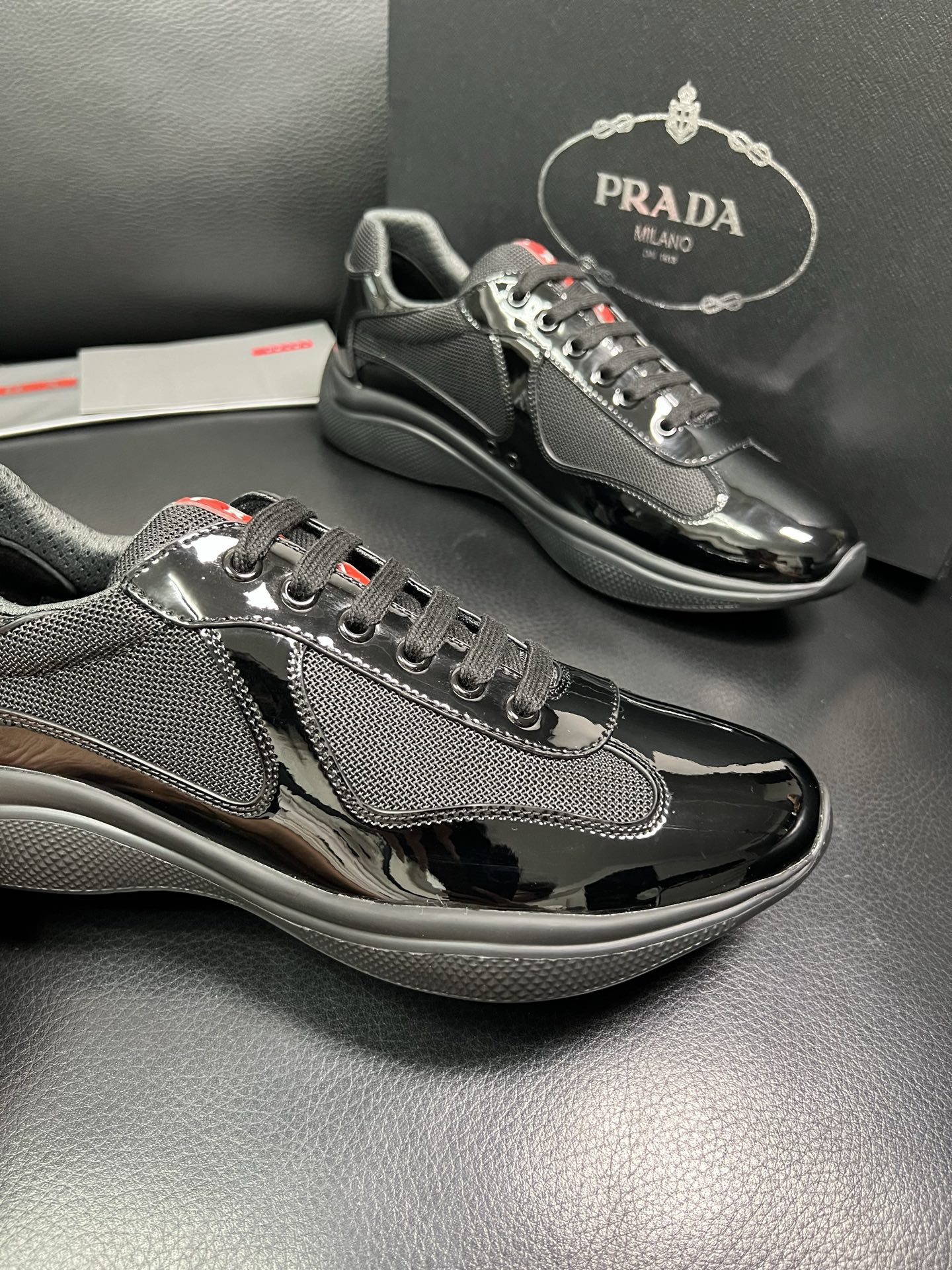 PRADA 顶级工艺品 普拉达 专柜同步 原厂配置，意大利进口原版牛皮面料，透气舒适进口水染牛里垫，鞋底