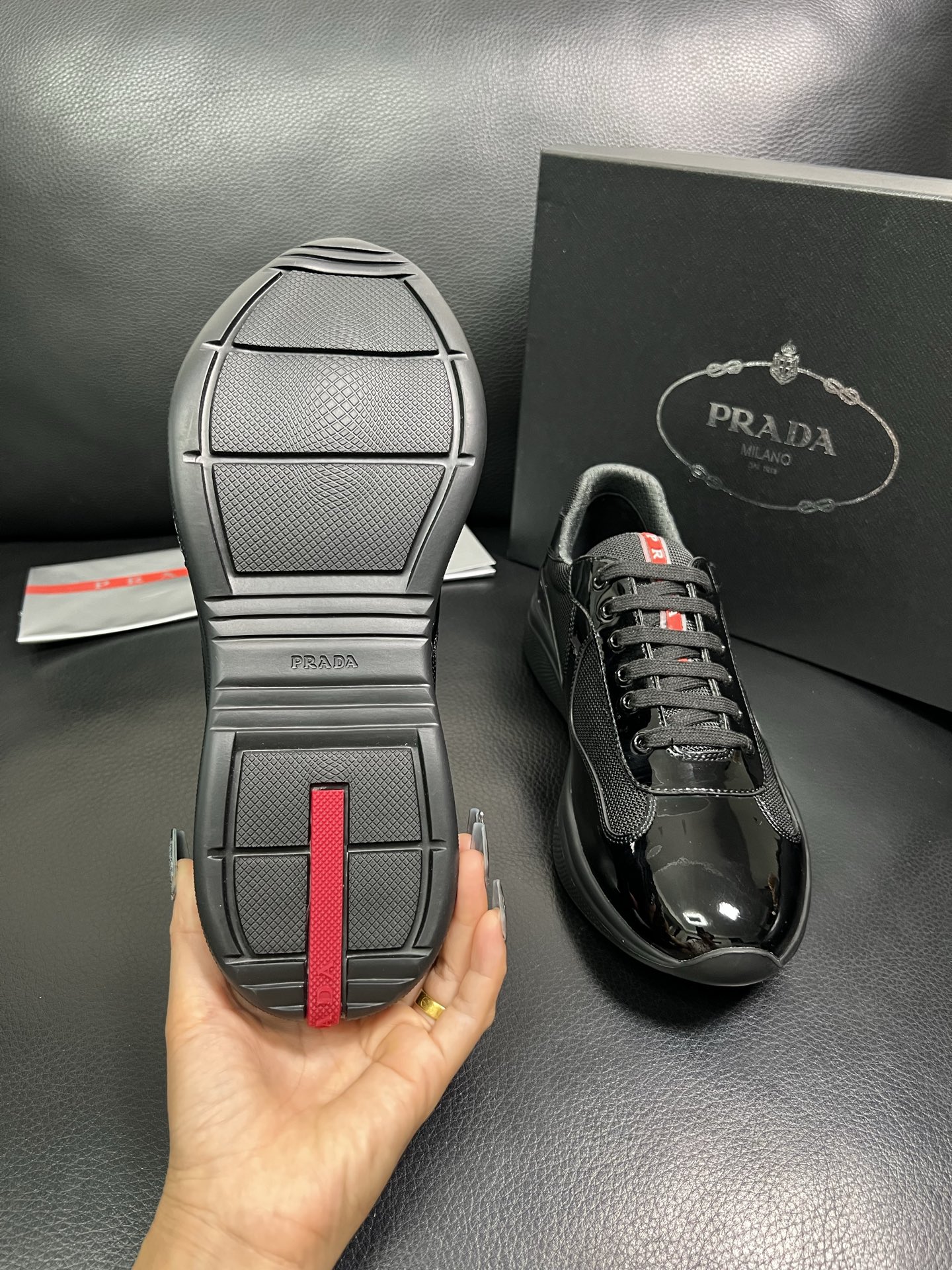 PRADA 顶级工艺品 普拉达 专柜同步 原厂配置，意大利进口原版牛皮面料，透气舒适进口水染牛里垫，鞋底