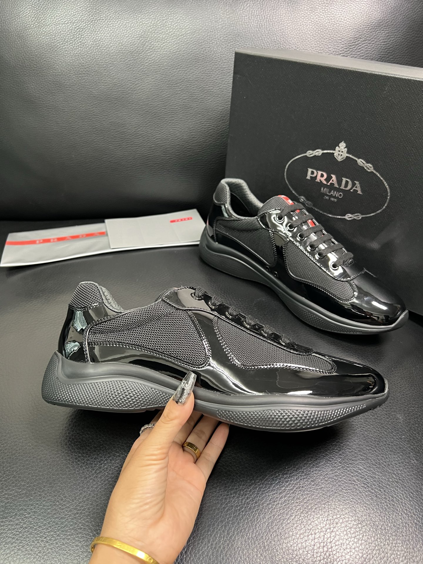 PRADA 顶级工艺品 普拉达 专柜同步 原厂配置，意大利进口原版牛皮面料，透气舒适进口水染牛里垫，鞋底