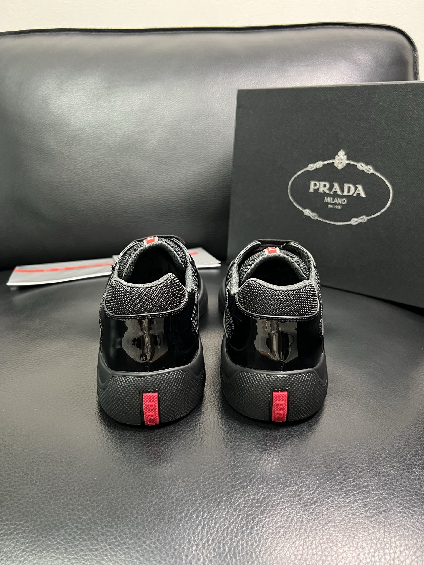 PRADA 顶级工艺品 普拉达 专柜同步 原厂配置，意大利进口原版牛皮面料，透气舒适进口水染牛里垫，鞋底