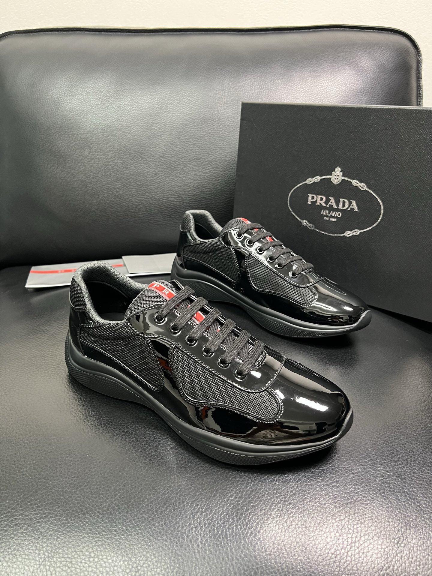 PRADA 顶级工艺品 普拉达 专柜同步 原厂配置，意大利进口原版牛皮面料，透气舒适进口水染牛里垫，鞋底