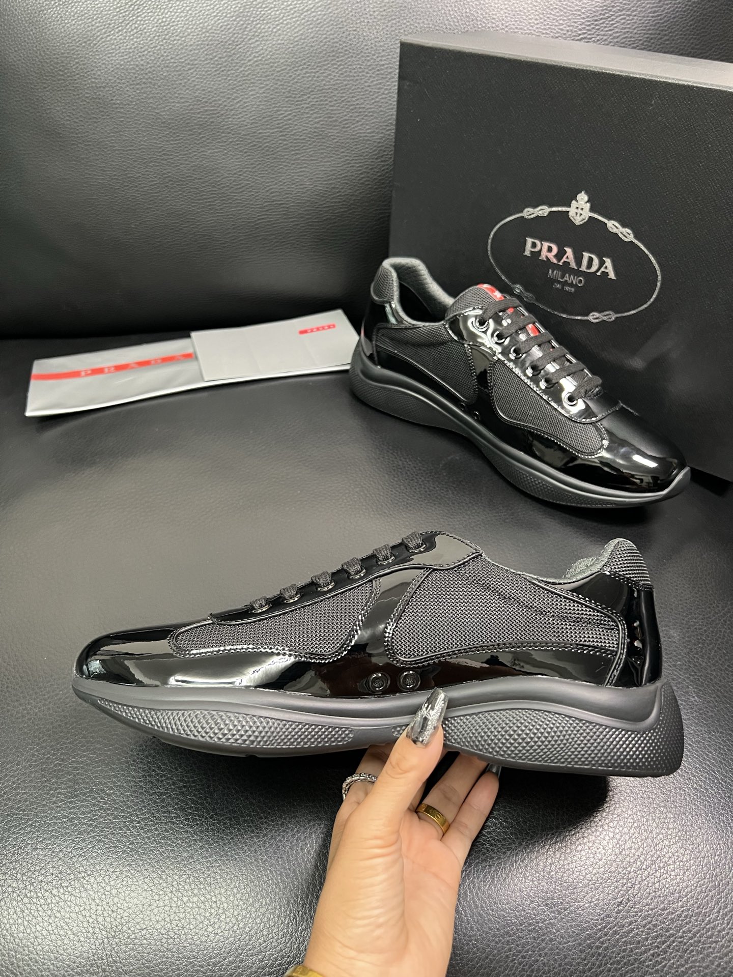 PRADA 顶级工艺品 普拉达 专柜同步 原厂配置，意大利进口原版牛皮面料，透气舒适进口水染牛里垫，鞋底