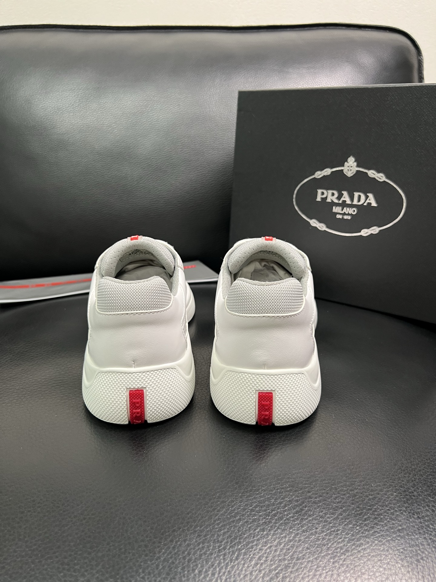 PRADA 顶级工艺品 普拉达 专柜同步 原厂配置，意大利进口原版牛皮面料，透气舒适进口水染牛里垫，鞋底