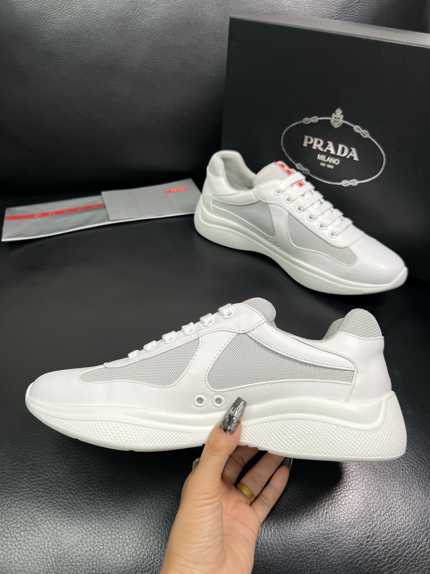 PRADA 顶级工艺品 普拉达 专柜同步 原厂配置，意大利进口原版牛皮面料，透气舒适进口水染牛里垫，鞋底