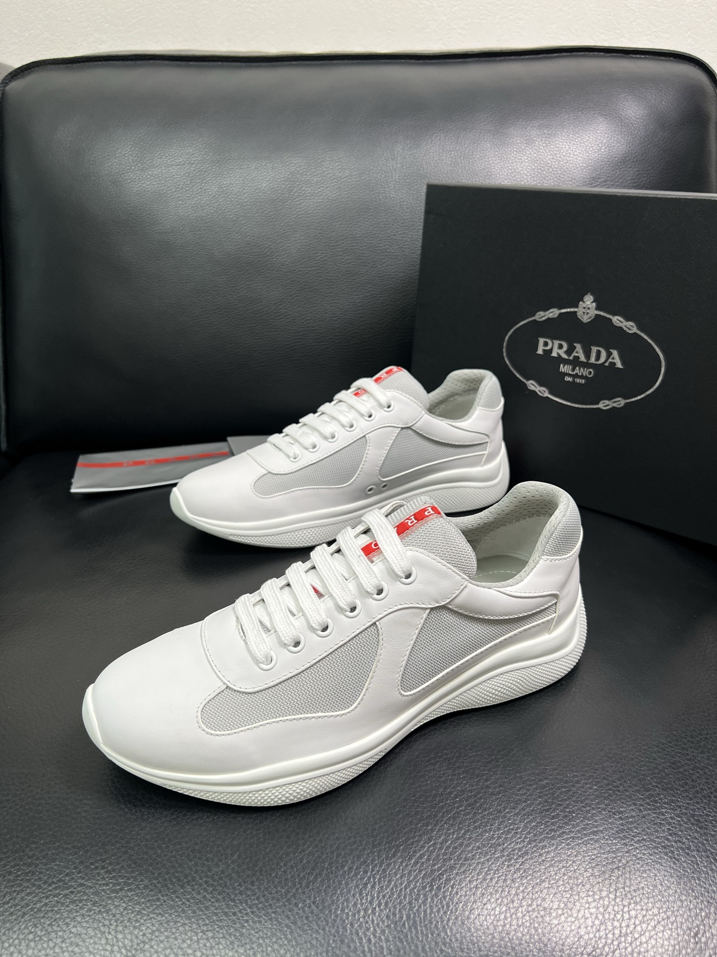 PRADA 顶级工艺品 普拉达 专柜同步 原厂配置，意大利进口原版牛皮面料，透气舒适进口水染牛里垫，鞋底