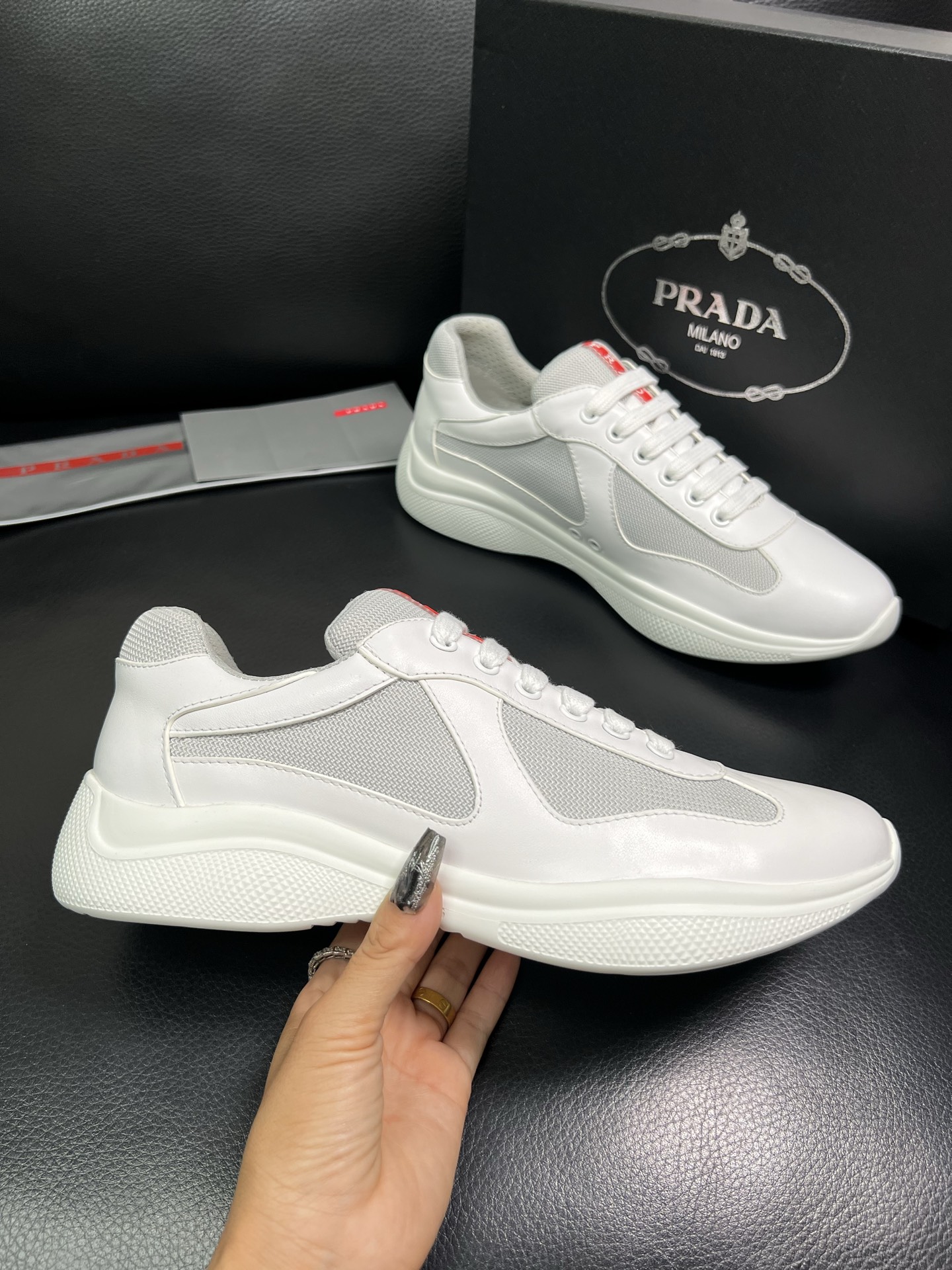PRADA 顶级工艺品 普拉达 专柜同步 原厂配置，意大利进口原版牛皮面料，透气舒适进口水染牛里垫，鞋底