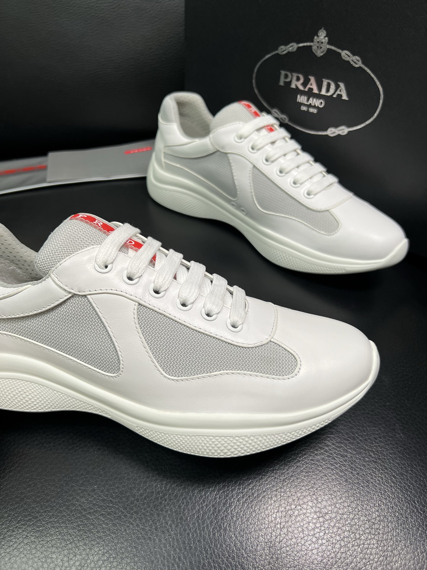 PRADA 顶级工艺品 普拉达 专柜同步 原厂配置，意大利进口原版牛皮面料，透气舒适进口水染牛里垫，鞋底