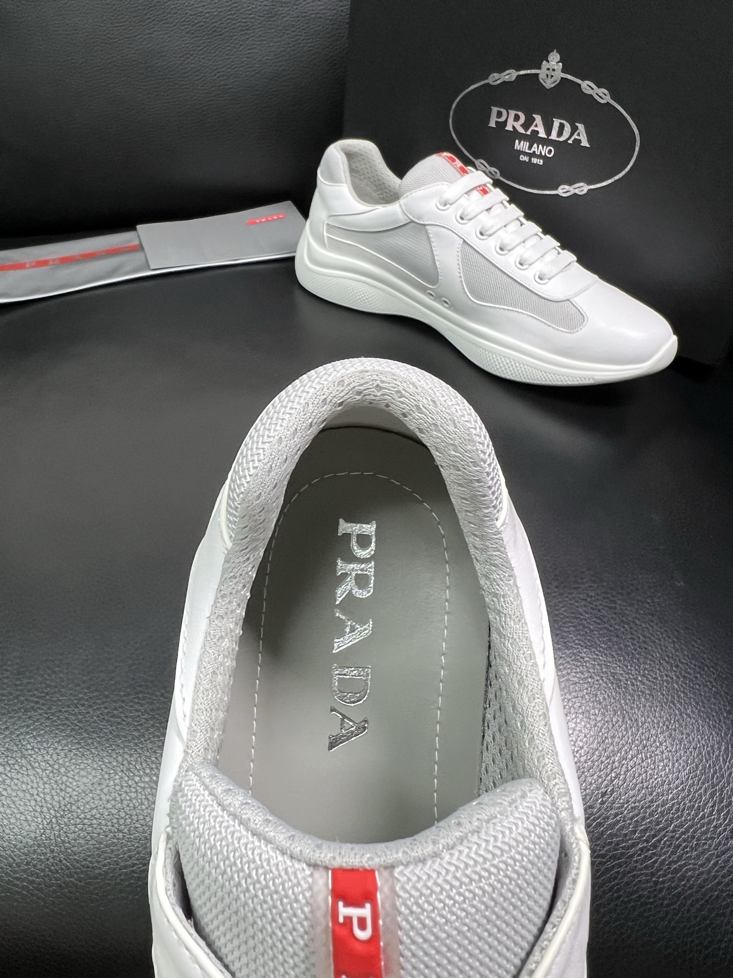PRADA 顶级工艺品 普拉达 专柜同步 原厂配置，意大利进口原版牛皮面料，透气舒适进口水染牛里垫，鞋底