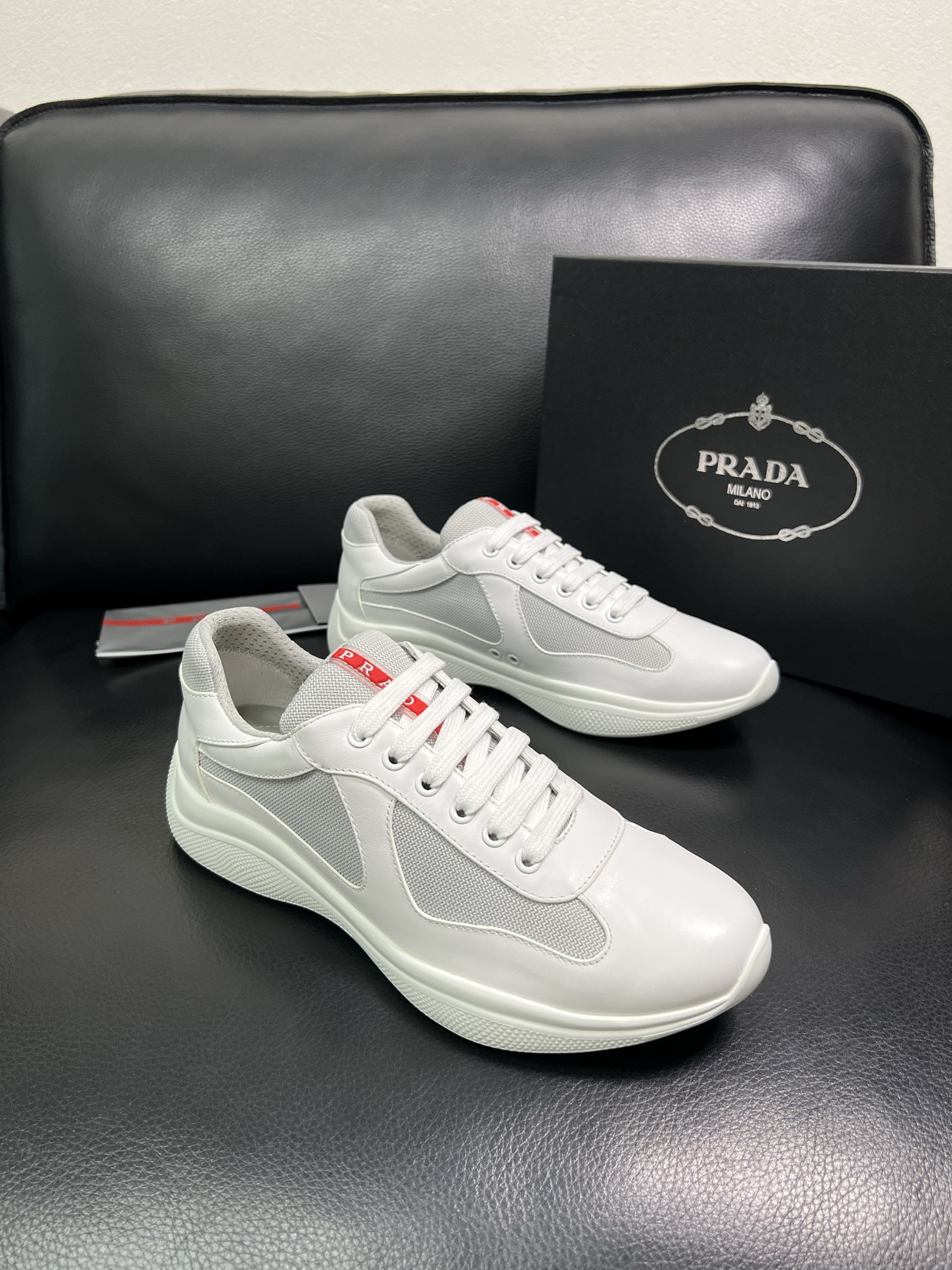 PRADA 顶级工艺品 普拉达 专柜同步 原厂配置，意大利进口原版牛皮面料，透气舒适进口水染牛里垫，鞋底