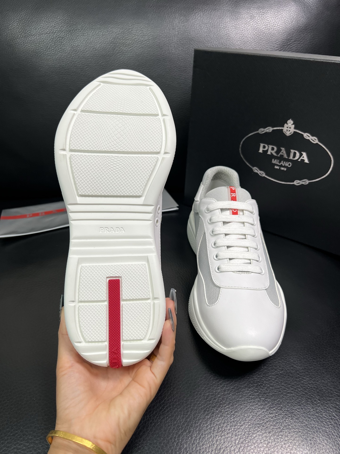 PRADA 顶级工艺品 普拉达 专柜同步 原厂配置，意大利进口原版牛皮面料，透气舒适进口水染牛里垫，鞋底