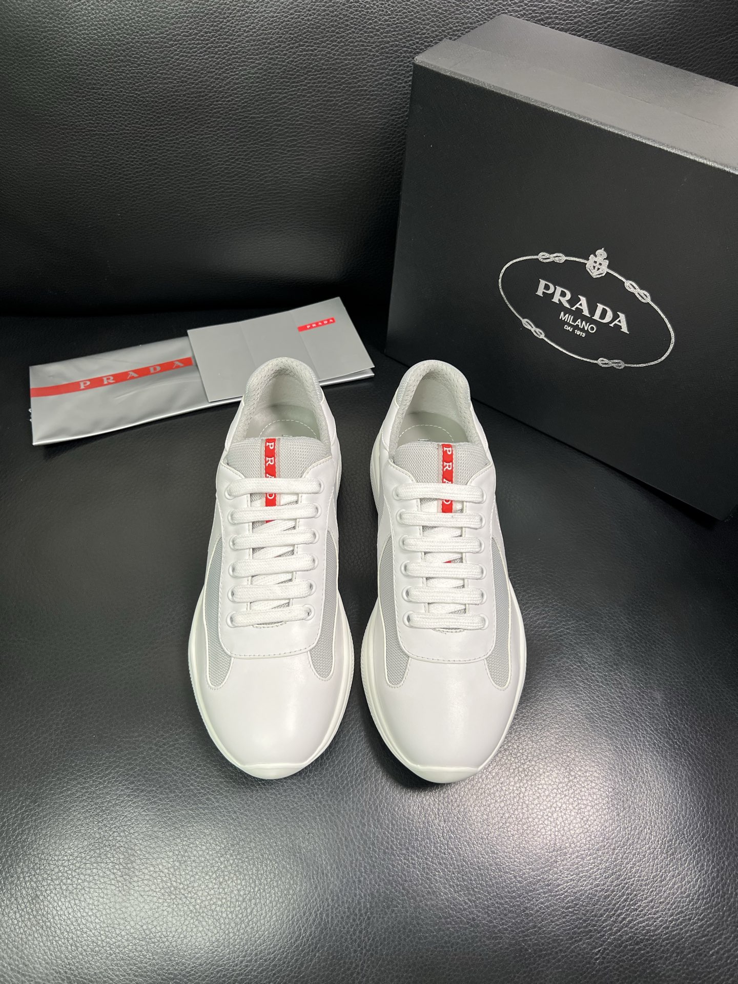 PRADA 顶级工艺品 普拉达 专柜同步 原厂配置，意大利进口原版牛皮面料，透气舒适进口水染牛里垫，鞋底
