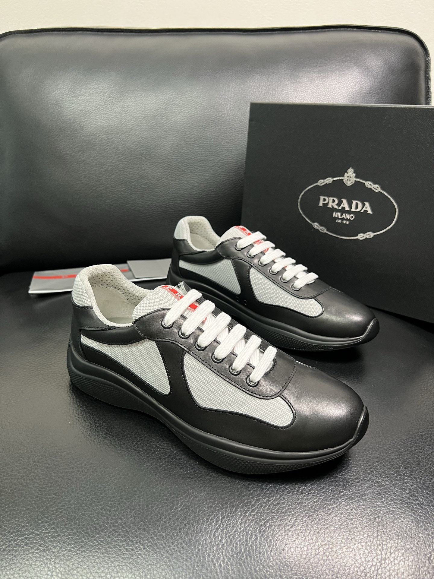 PRADA 顶级工艺品 普拉达 专柜同步 原厂配置，意大利进口原版牛皮面料，透气舒适进口水染牛里垫，鞋底