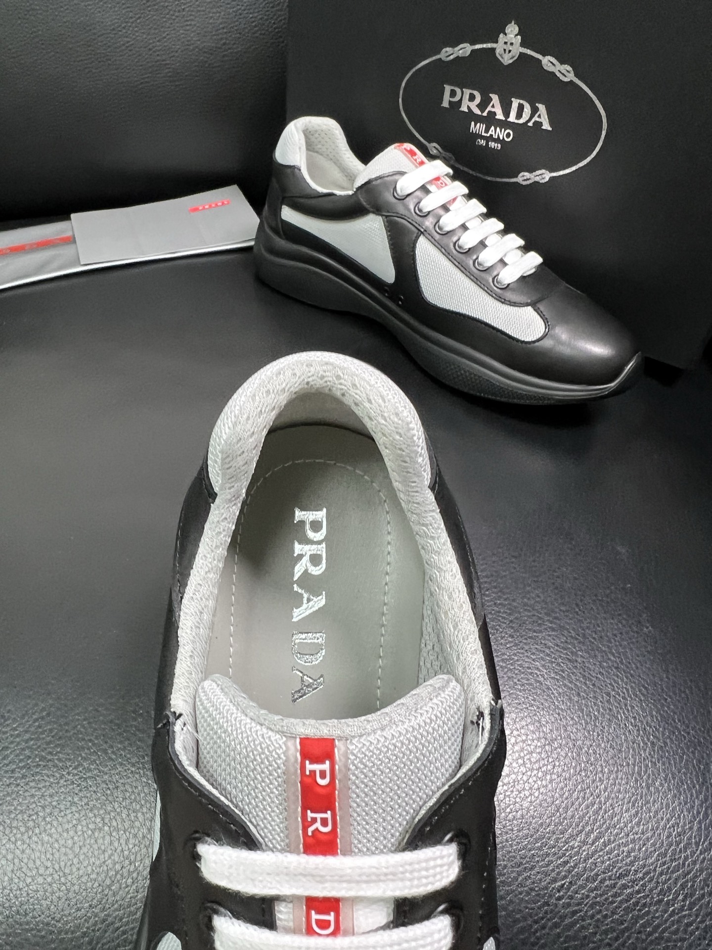 PRADA 顶级工艺品 普拉达 专柜同步 原厂配置，意大利进口原版牛皮面料，透气舒适进口水染牛里垫，鞋底