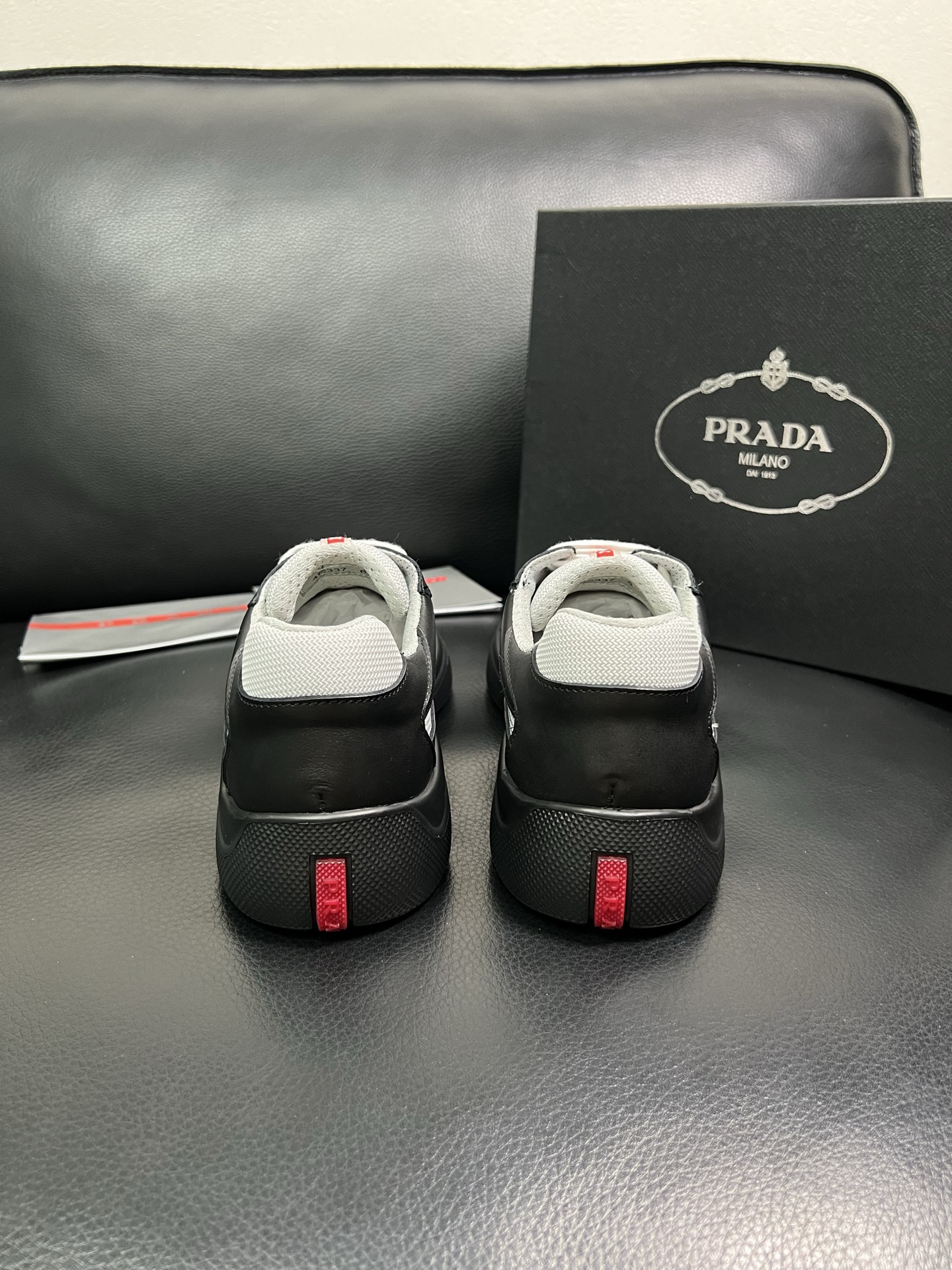 PRADA 顶级工艺品 普拉达 专柜同步 原厂配置，意大利进口原版牛皮面料，透气舒适进口水染牛里垫，鞋底