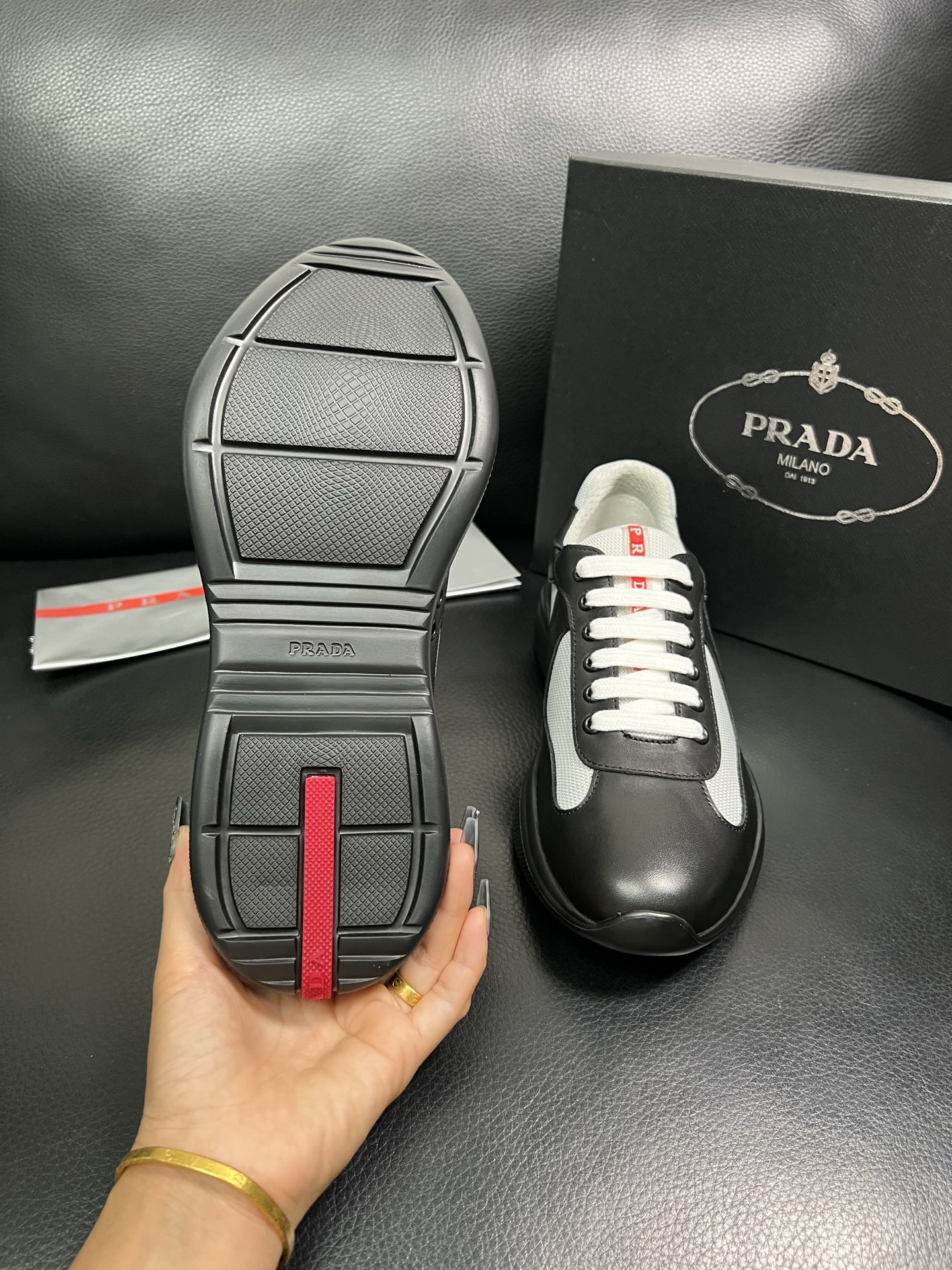 PRADA 顶级工艺品 普拉达 专柜同步 原厂配置，意大利进口原版牛皮面料，透气舒适进口水染牛里垫，鞋底