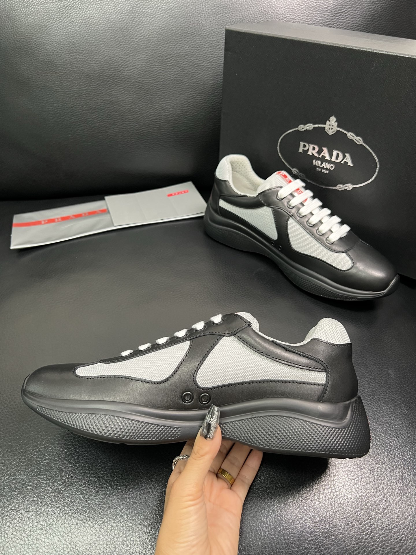 PRADA 顶级工艺品 普拉达 专柜同步 原厂配置，意大利进口原版牛皮面料，透气舒适进口水染牛里垫，鞋底