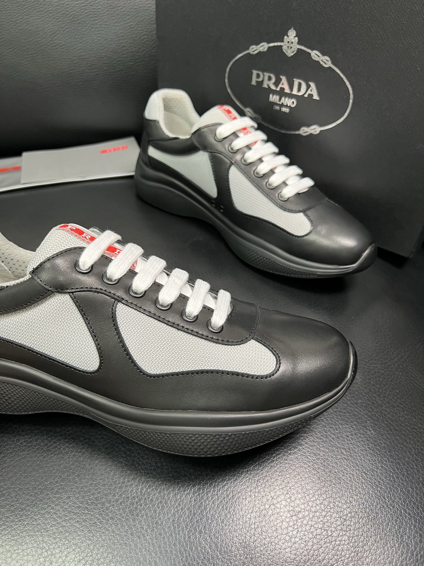 PRADA 顶级工艺品 普拉达 专柜同步 原厂配置，意大利进口原版牛皮面料，透气舒适进口水染牛里垫，鞋底